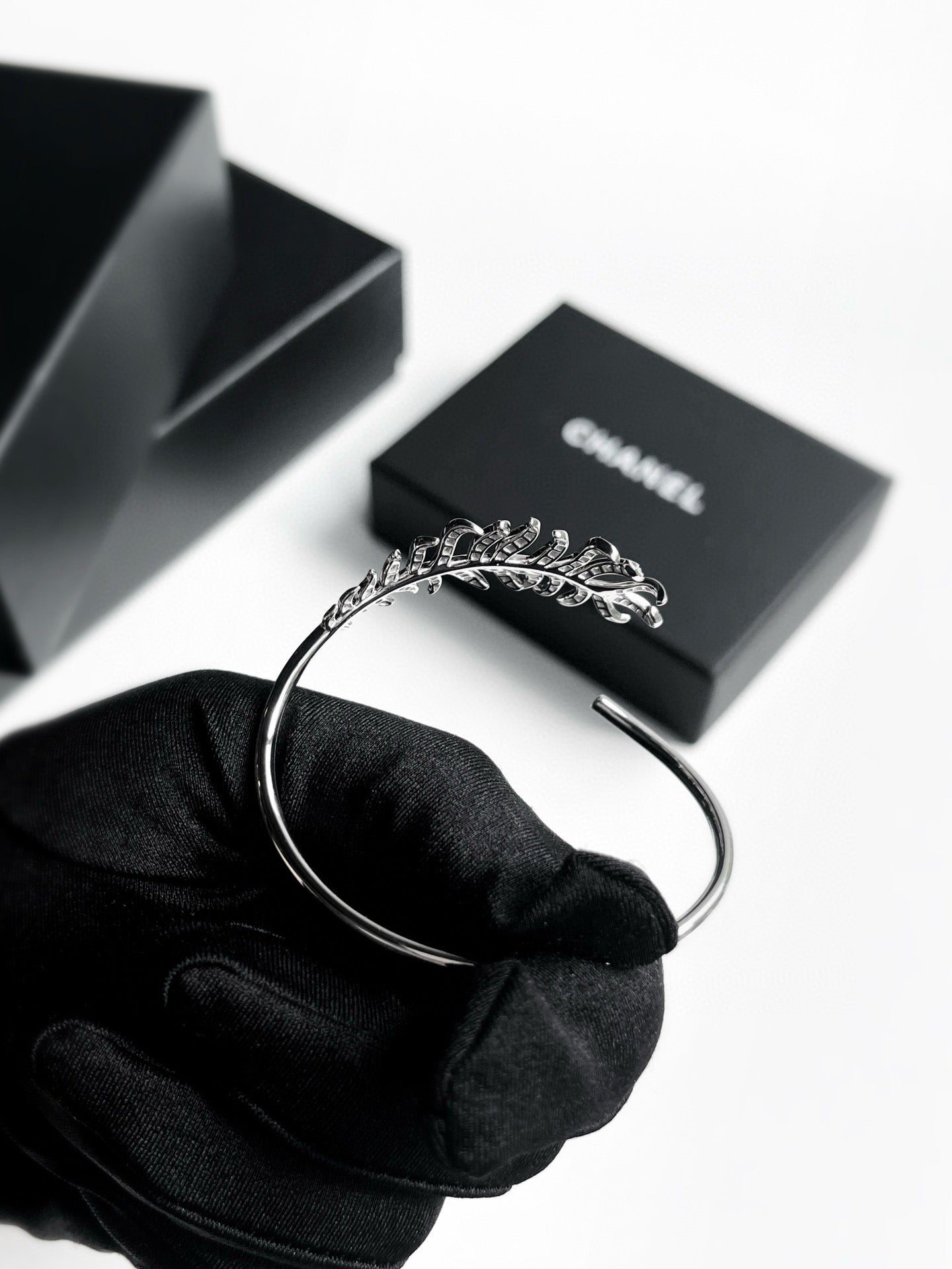 Pre-owned Certified Chanel Plume de Chanel 18K White Gold Diamond Bracelet, 1ct, Size S