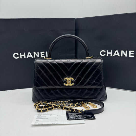 Pre-owned Chanel Coco Handle Medium Black Chevron Quilted Shiny Calfskin with Natural Lizard Top Handle Golden Hardware, 2018, w/ full set