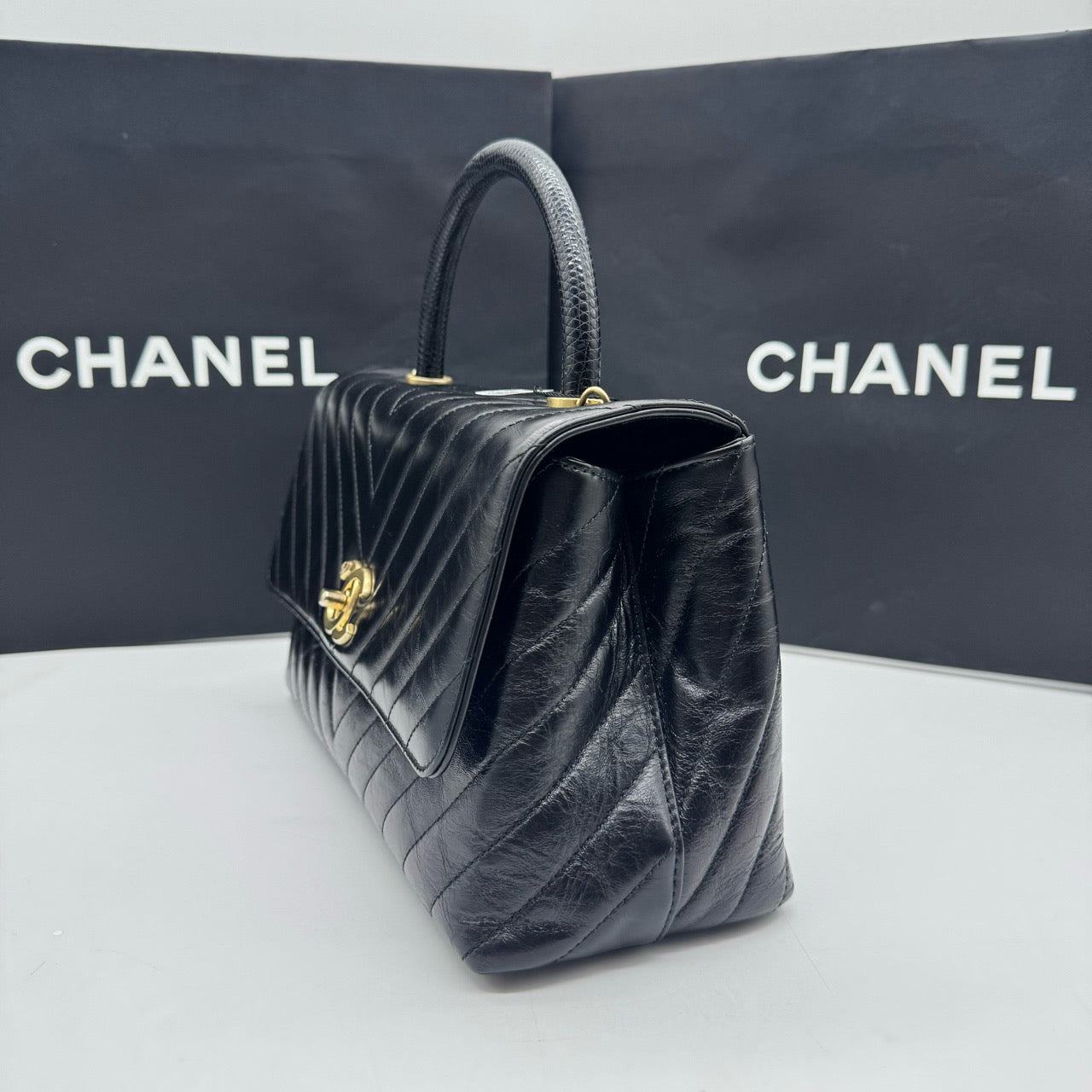 Pre-owned Chanel Coco Handle Medium Black Chevron Quilted Shiny Calfskin with Natural Lizard Top Handle Golden Hardware, 2018, w/ full set