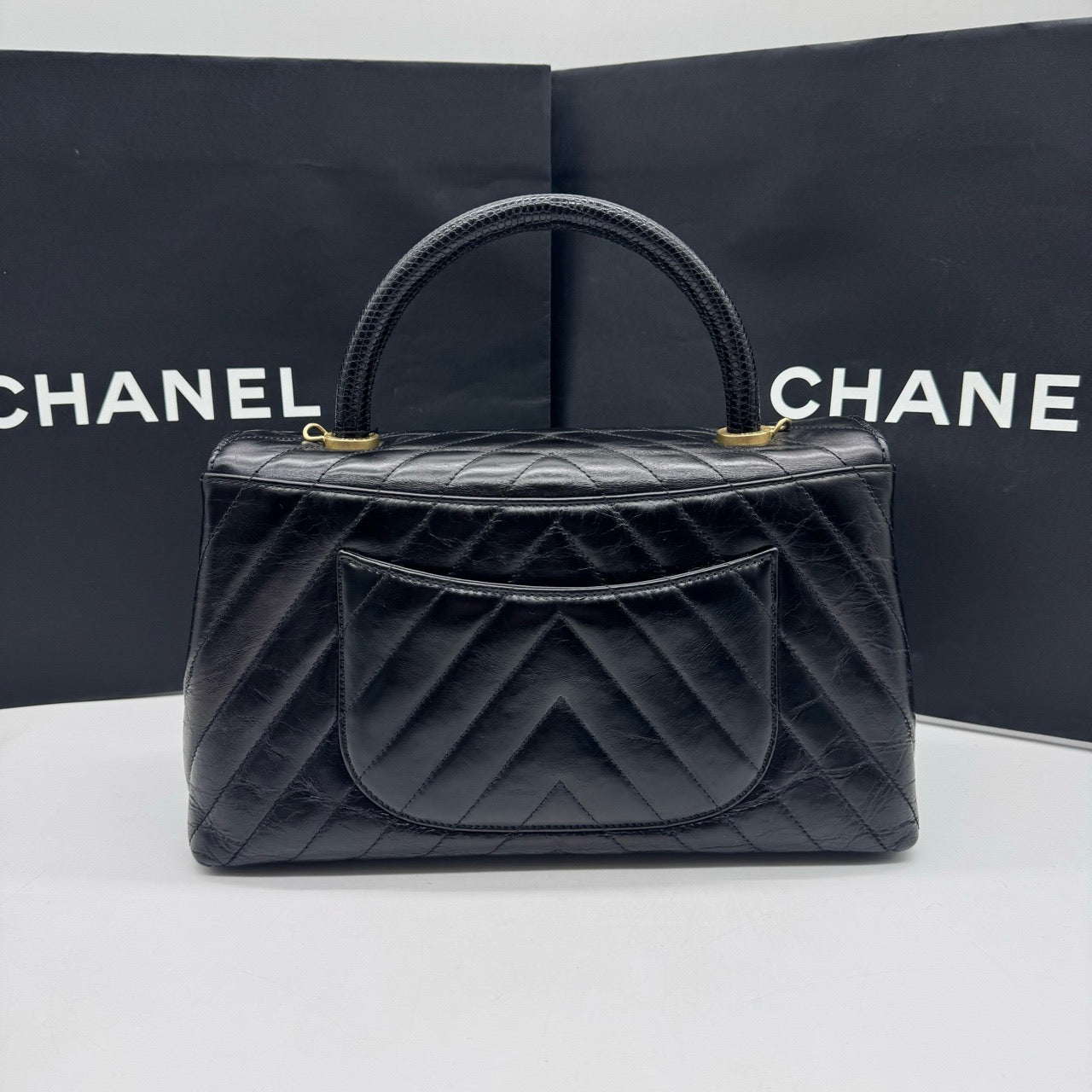 Pre-owned Chanel Coco Handle Medium Black Chevron Quilted Shiny Calfskin with Natural Lizard Top Handle Golden Hardware, 2018, w/ full set