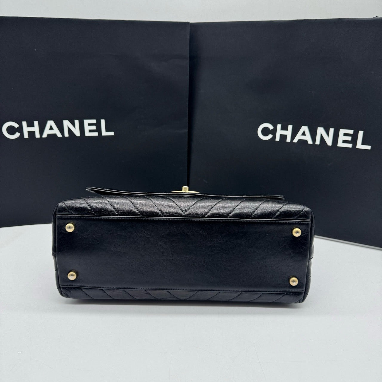 Pre-owned Chanel Coco Handle Medium Black Chevron Quilted Shiny Calfskin with Natural Lizard Top Handle Golden Hardware, 2018, w/ full set