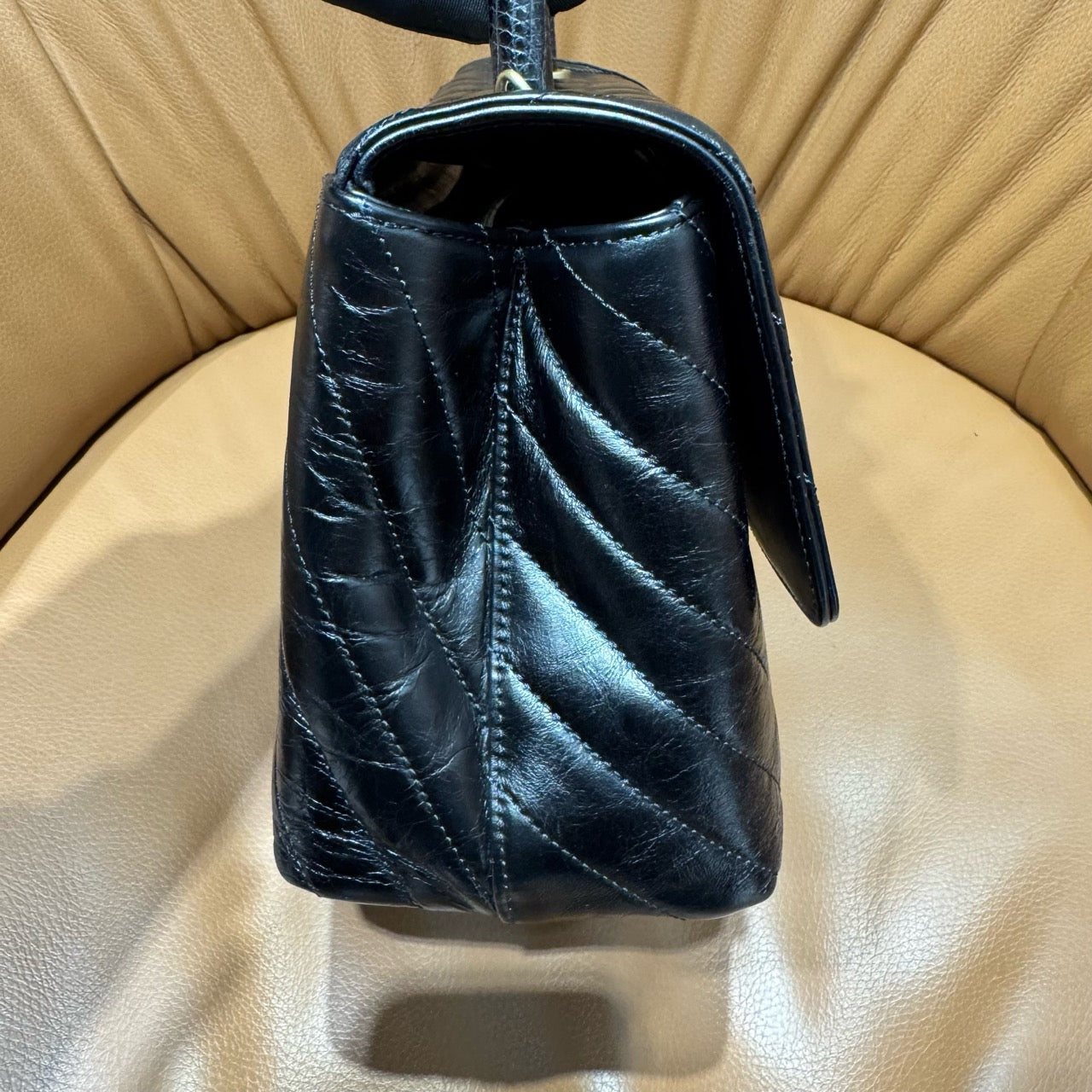 Pre-owned Chanel Coco Handle Medium Black Chevron Quilted Shiny Calfskin with Natural Lizard Top Handle Golden Hardware, 2018, w/ full set