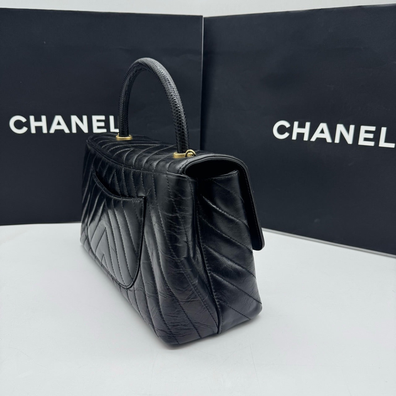 Pre-owned Chanel Coco Handle Medium Black Chevron Quilted Shiny Calfskin with Natural Lizard Top Handle Golden Hardware, 2018, w/ full set