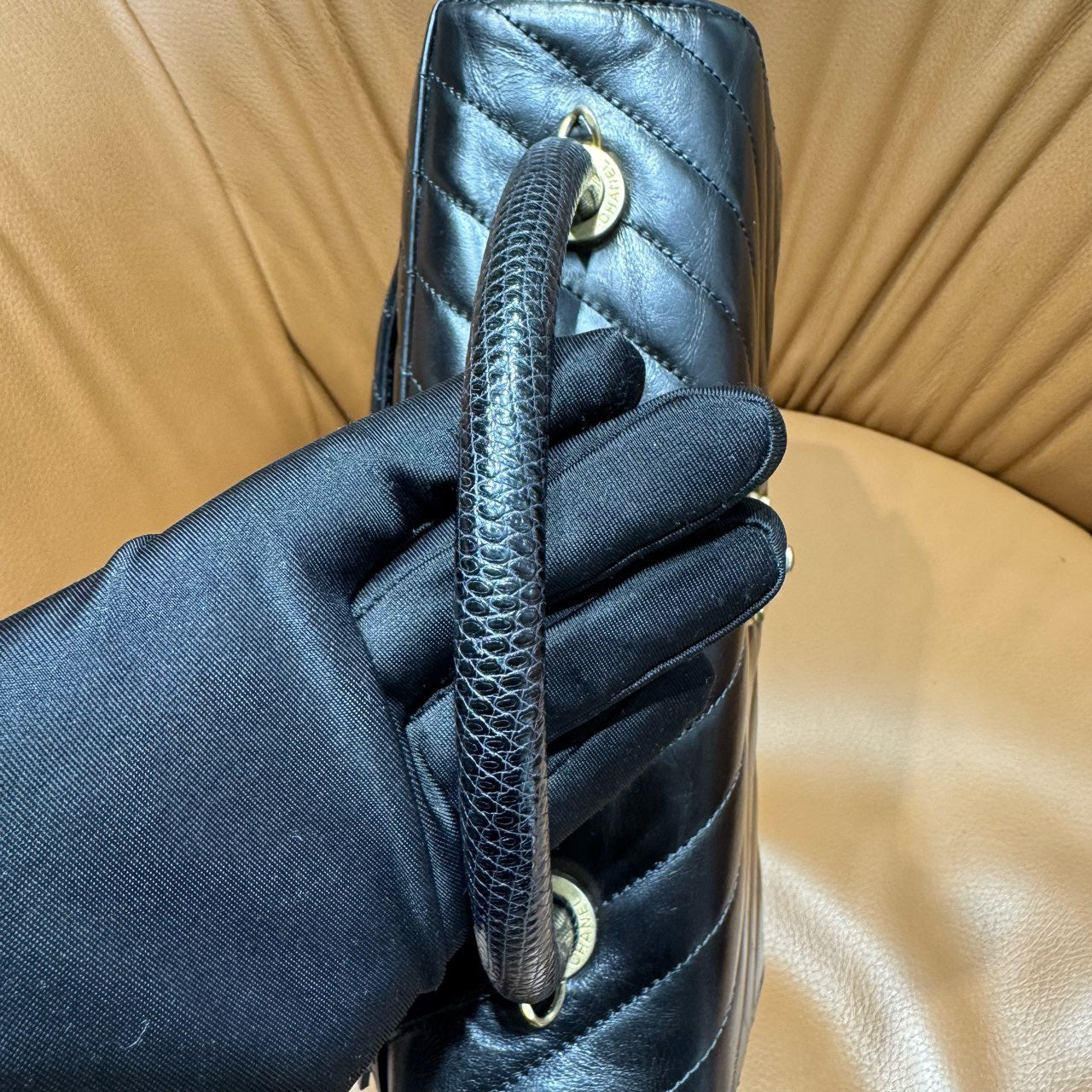 Pre-owned Chanel Coco Handle Medium Black Chevron Quilted Shiny Calfskin with Natural Lizard Top Handle Golden Hardware, 2018, w/ full set