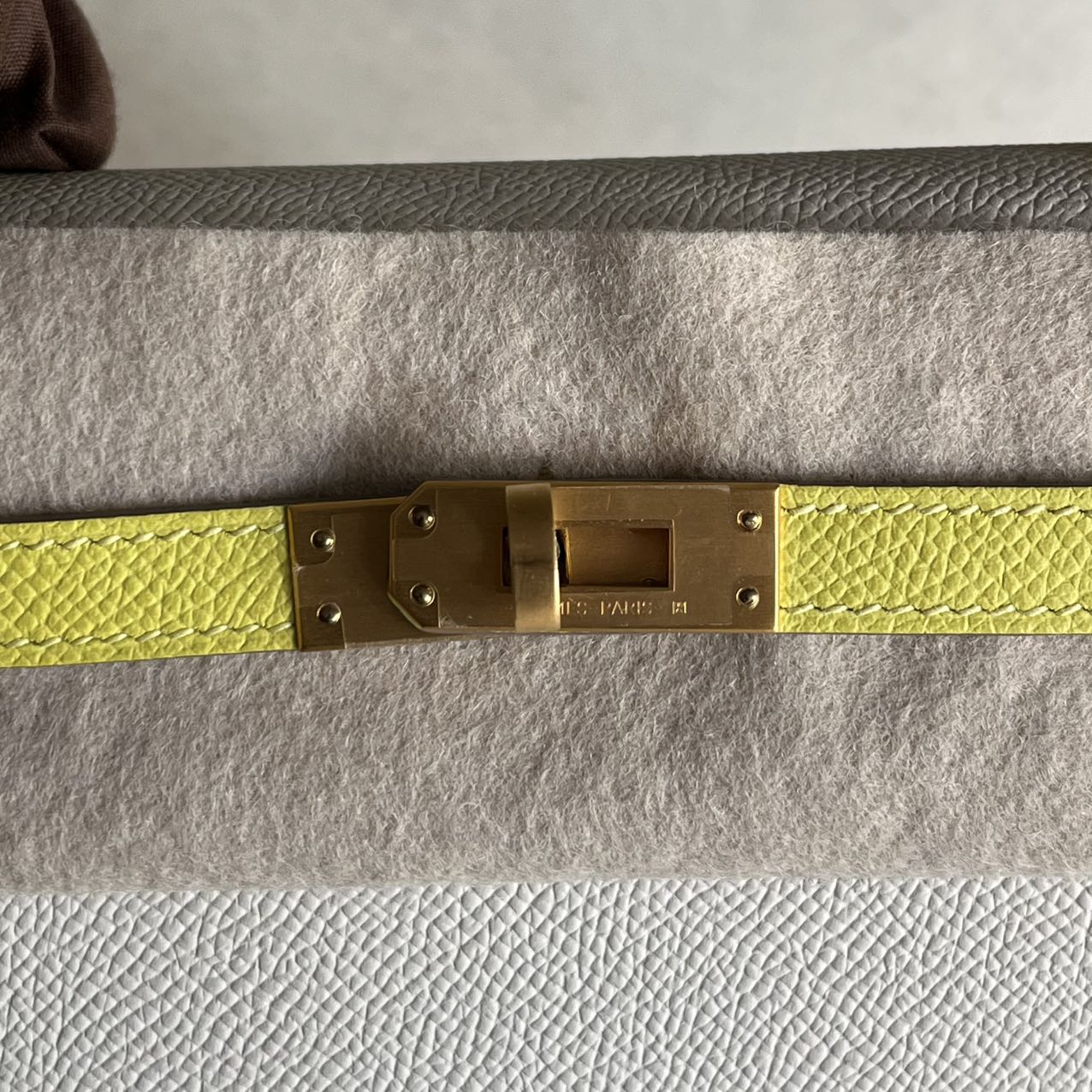 Pre-owned Certified Hermes Kelly 25 Sellier Special Order Craie with Lime Epsom Leather with Brushed Golden Hardware, 2022, Full Set