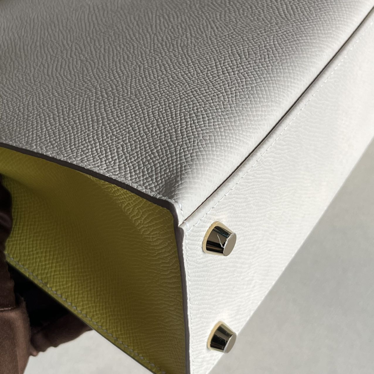Pre-owned Certified Hermes Kelly 25 Sellier Special Order Craie with Lime Epsom Leather with Brushed Golden Hardware, 2022, Full Set