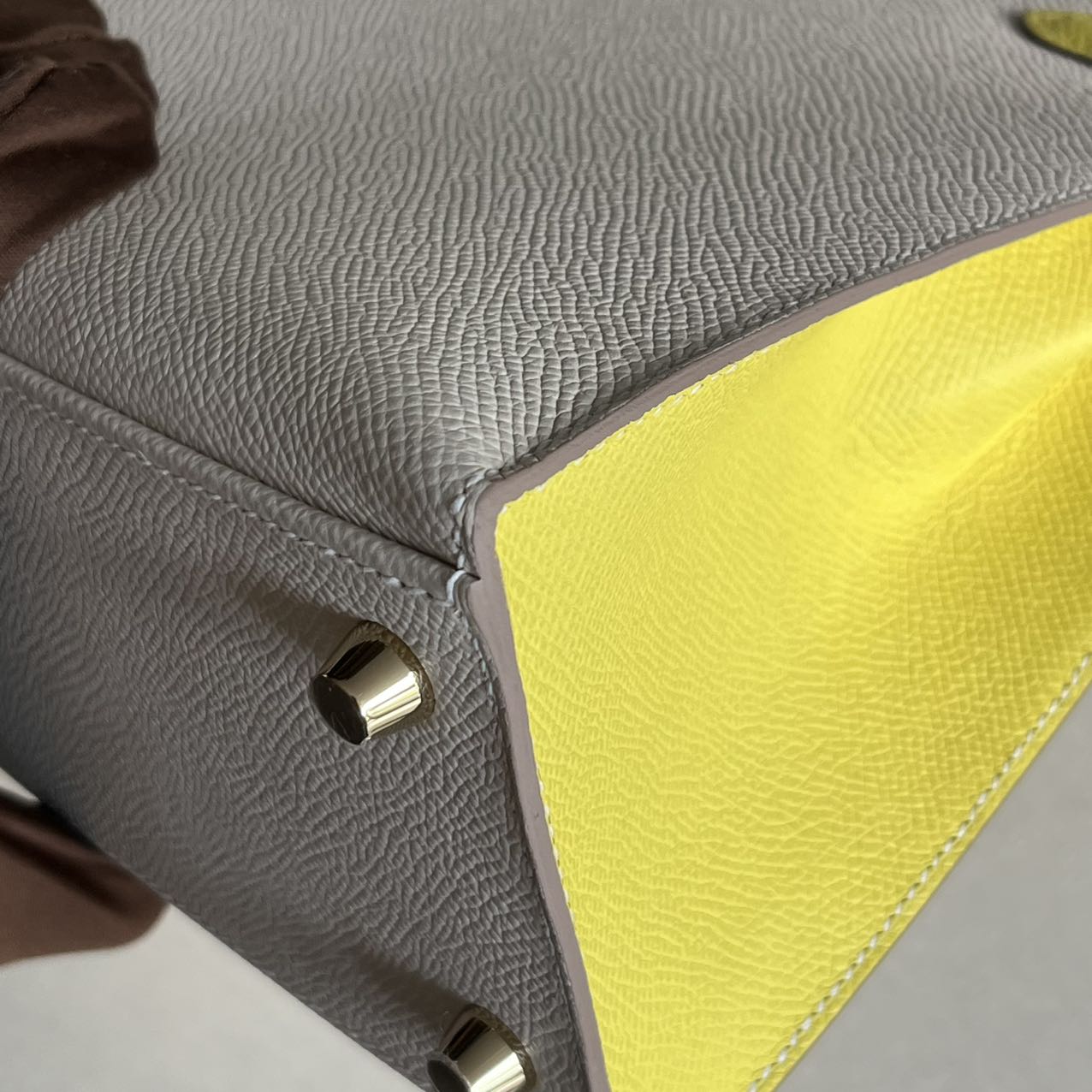 Pre-owned Certified Hermes Kelly 25 Sellier Special Order Craie with Lime Epsom Leather with Brushed Golden Hardware, 2022, Full Set