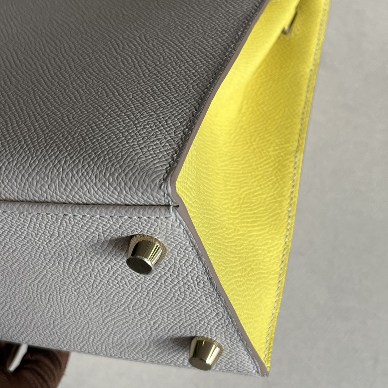 Pre-owned Certified Hermes Kelly 25 Sellier Special Order Craie with Lime Epsom Leather with Brushed Golden Hardware, 2022, Full Set