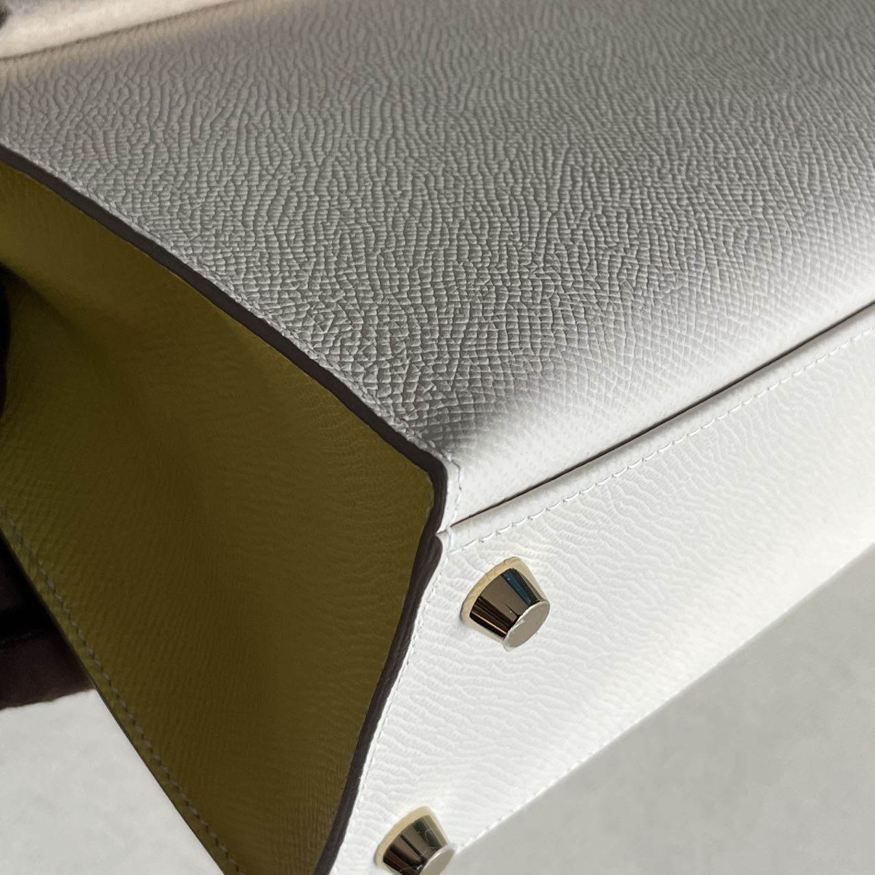 Pre-owned Certified Hermes Kelly 25 Sellier Special Order Craie with Lime Epsom Leather with Brushed Golden Hardware, 2022, Full Set
