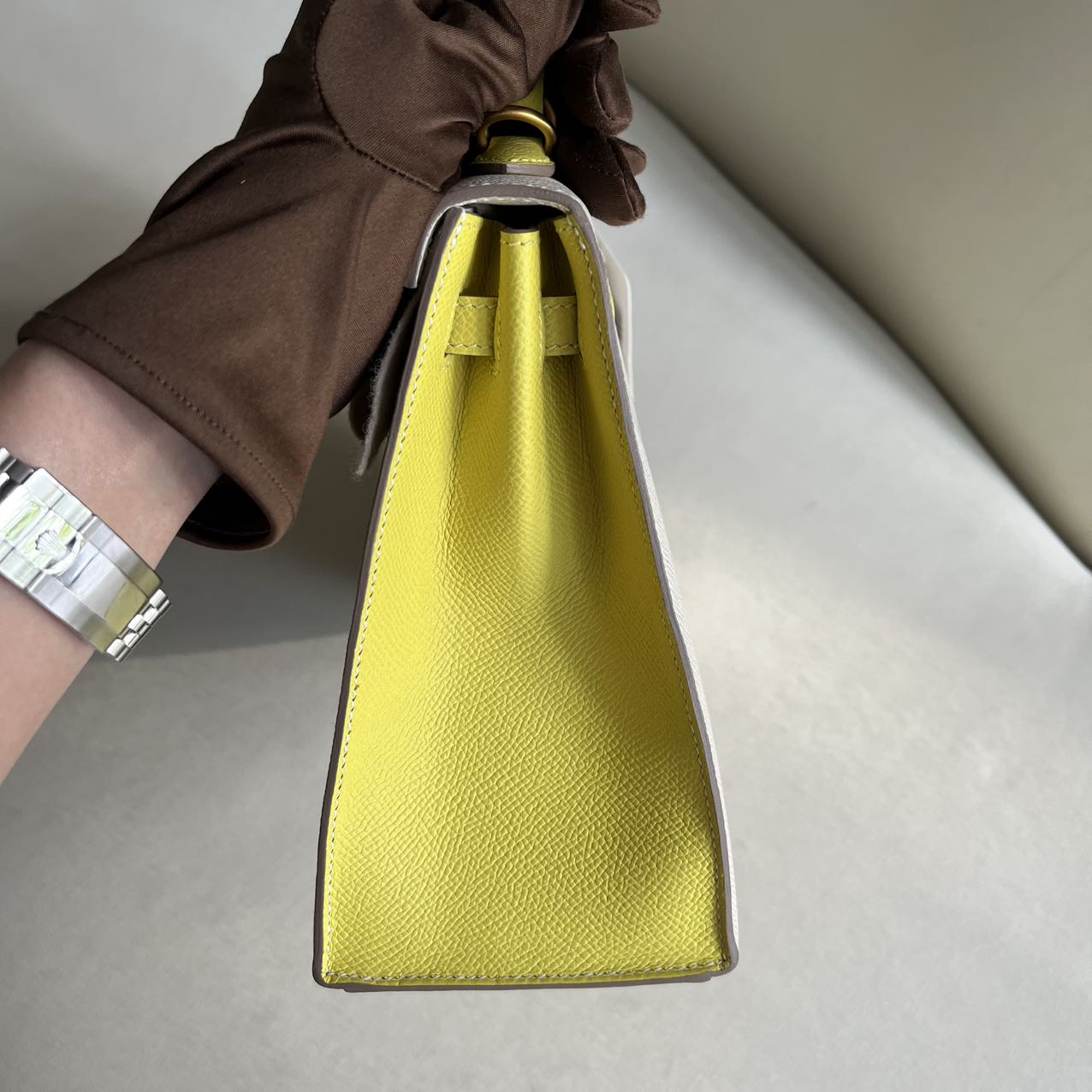 Pre-owned Certified Hermes Kelly 25 Sellier Special Order Craie with Lime Epsom Leather with Brushed Golden Hardware, 2022, Full Set