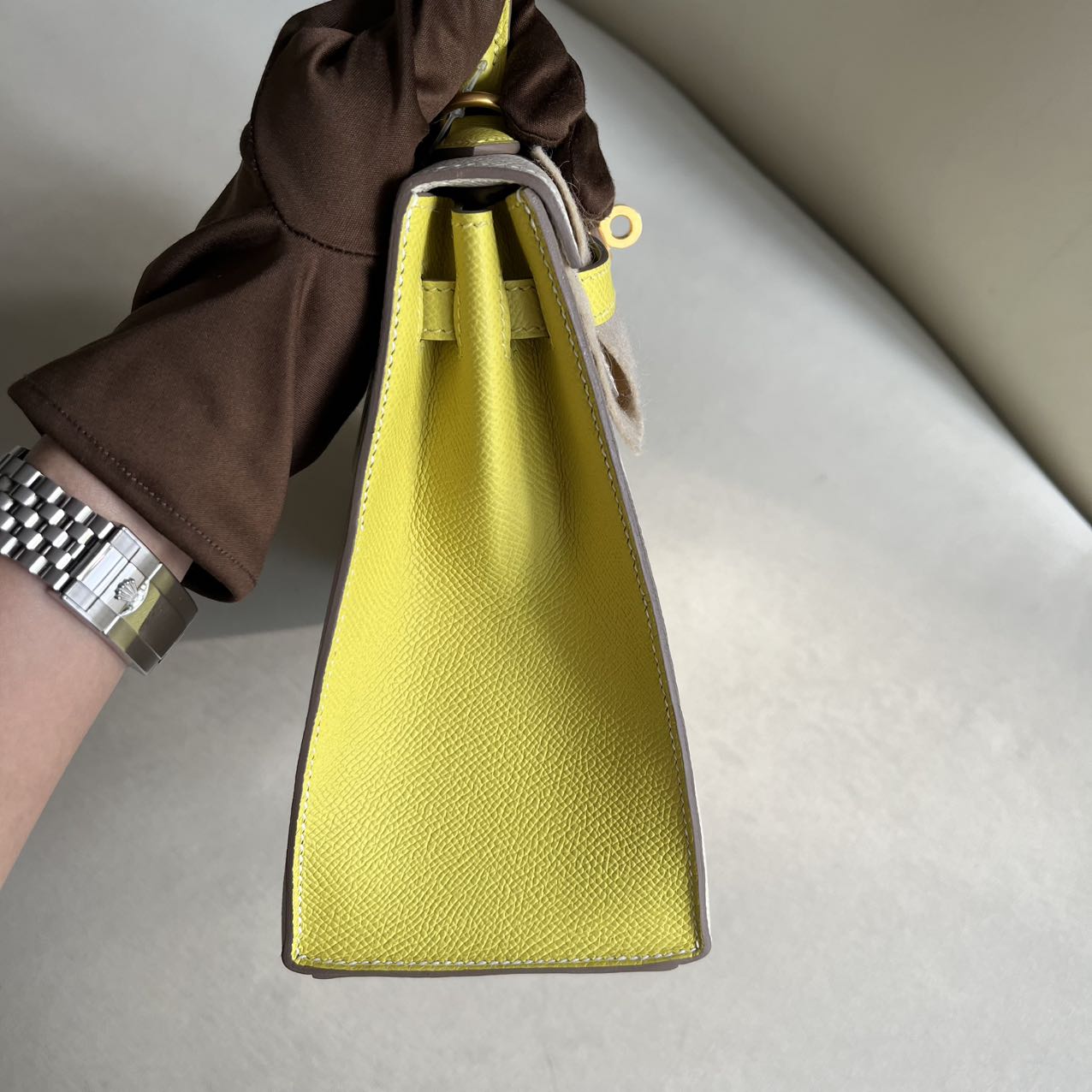 Pre-owned Certified Hermes Kelly 25 Sellier Special Order Craie with Lime Epsom Leather with Brushed Golden Hardware, 2022, Full Set