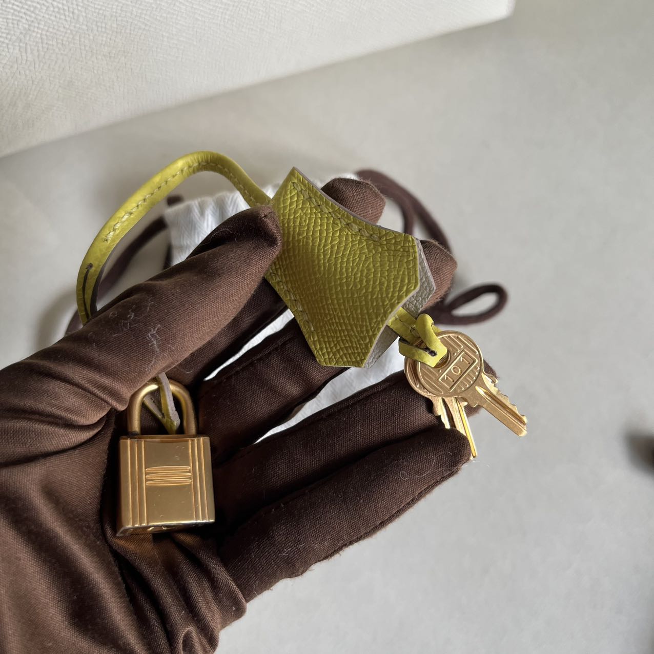 Pre-owned Certified Hermes Kelly 25 Sellier Special Order Craie with Lime Epsom Leather with Brushed Golden Hardware, 2022, Full Set