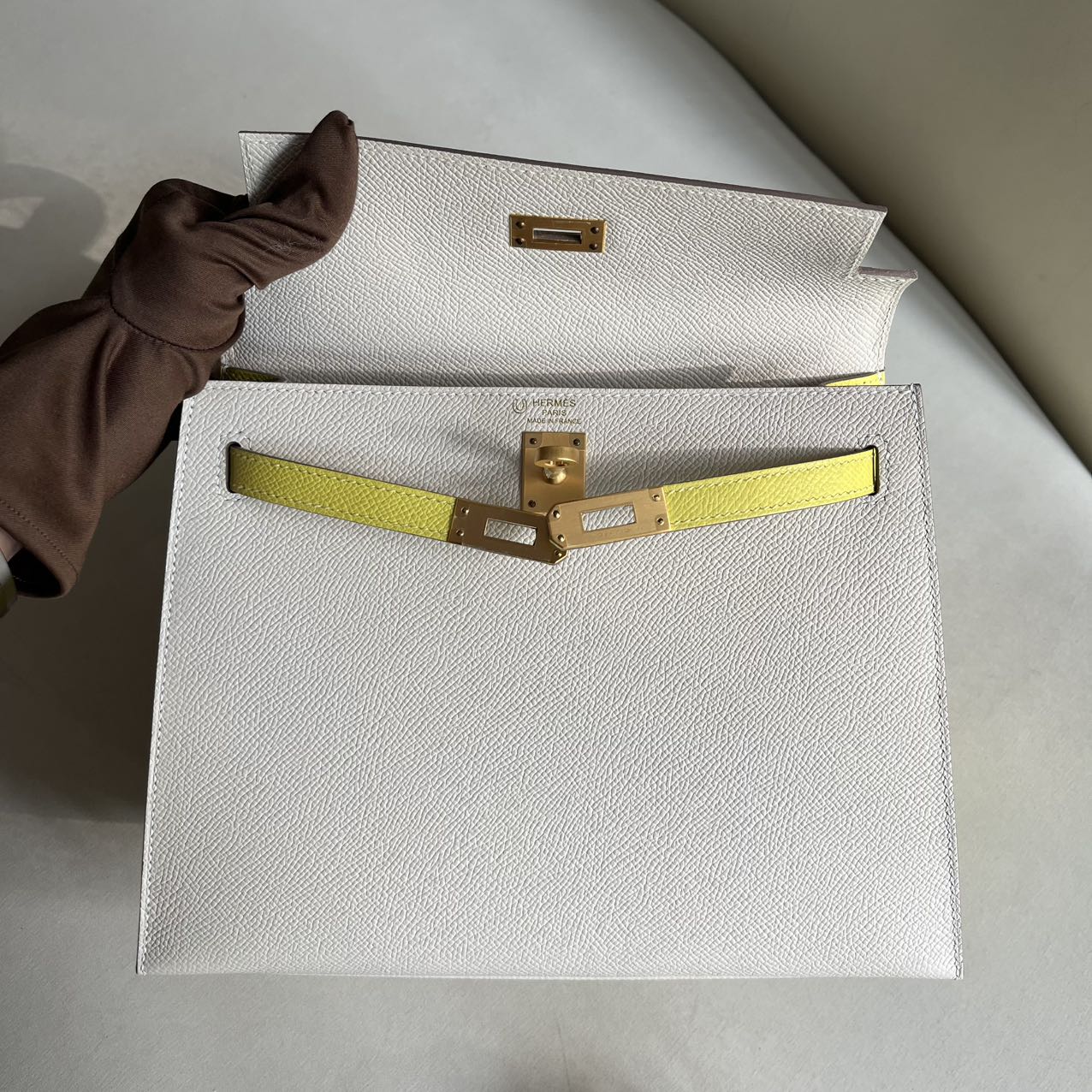 Pre-owned Certified Hermes Kelly 25 Sellier Special Order Craie with Lime Epsom Leather with Brushed Golden Hardware, 2022, Full Set