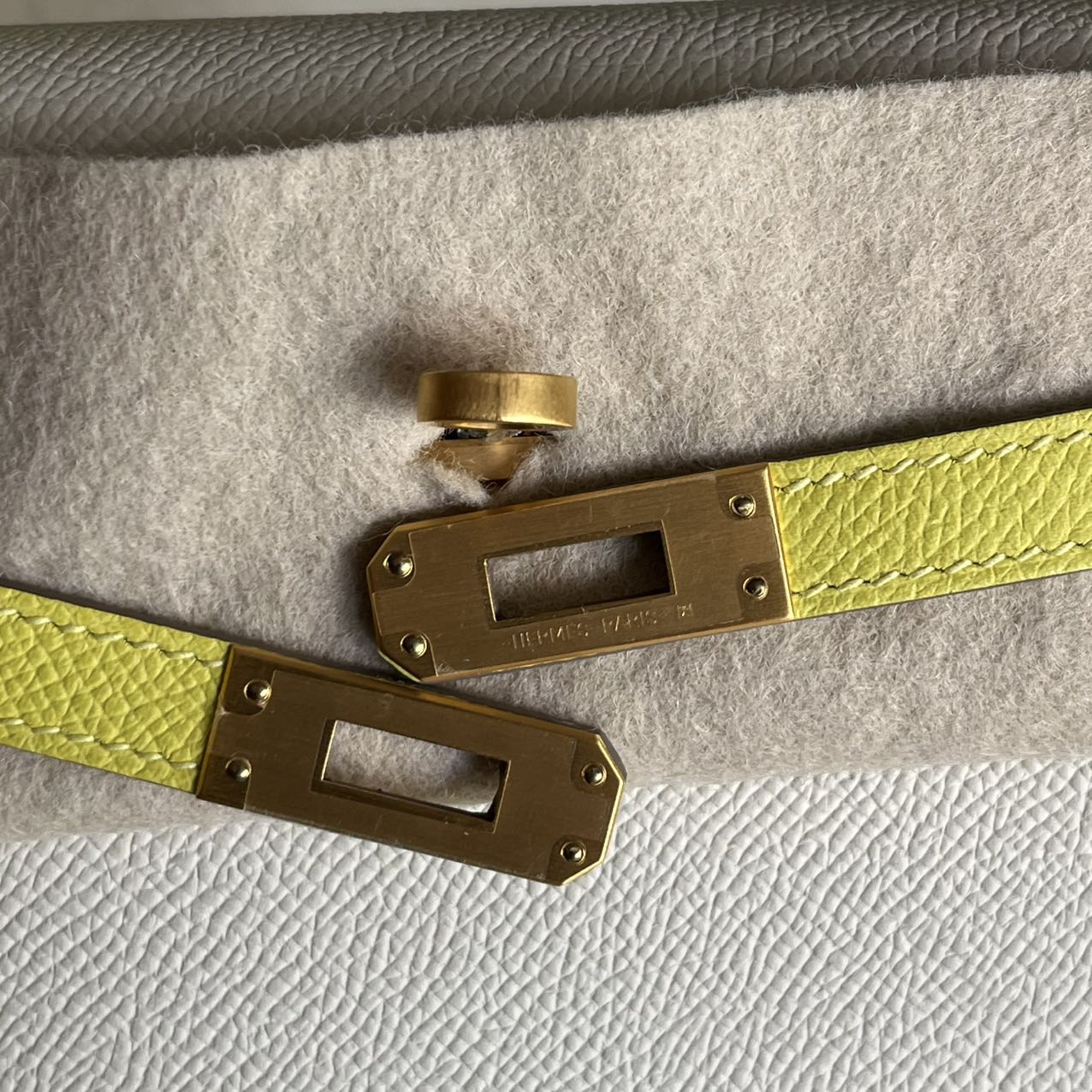 Pre-owned Certified Hermes Kelly 25 Sellier Special Order Craie with Lime Epsom Leather with Brushed Golden Hardware, 2022, Full Set