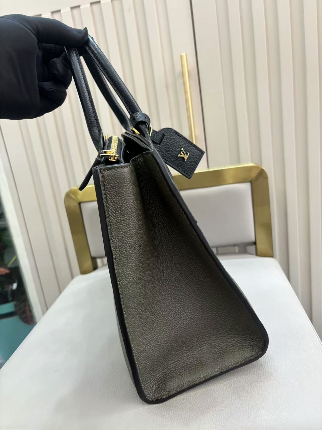 Pre-owned Certified Louis Vuitton LV City Steamer MM Olive Green with Black Grained Calfskin, 2018, w/ Dust bag, strap