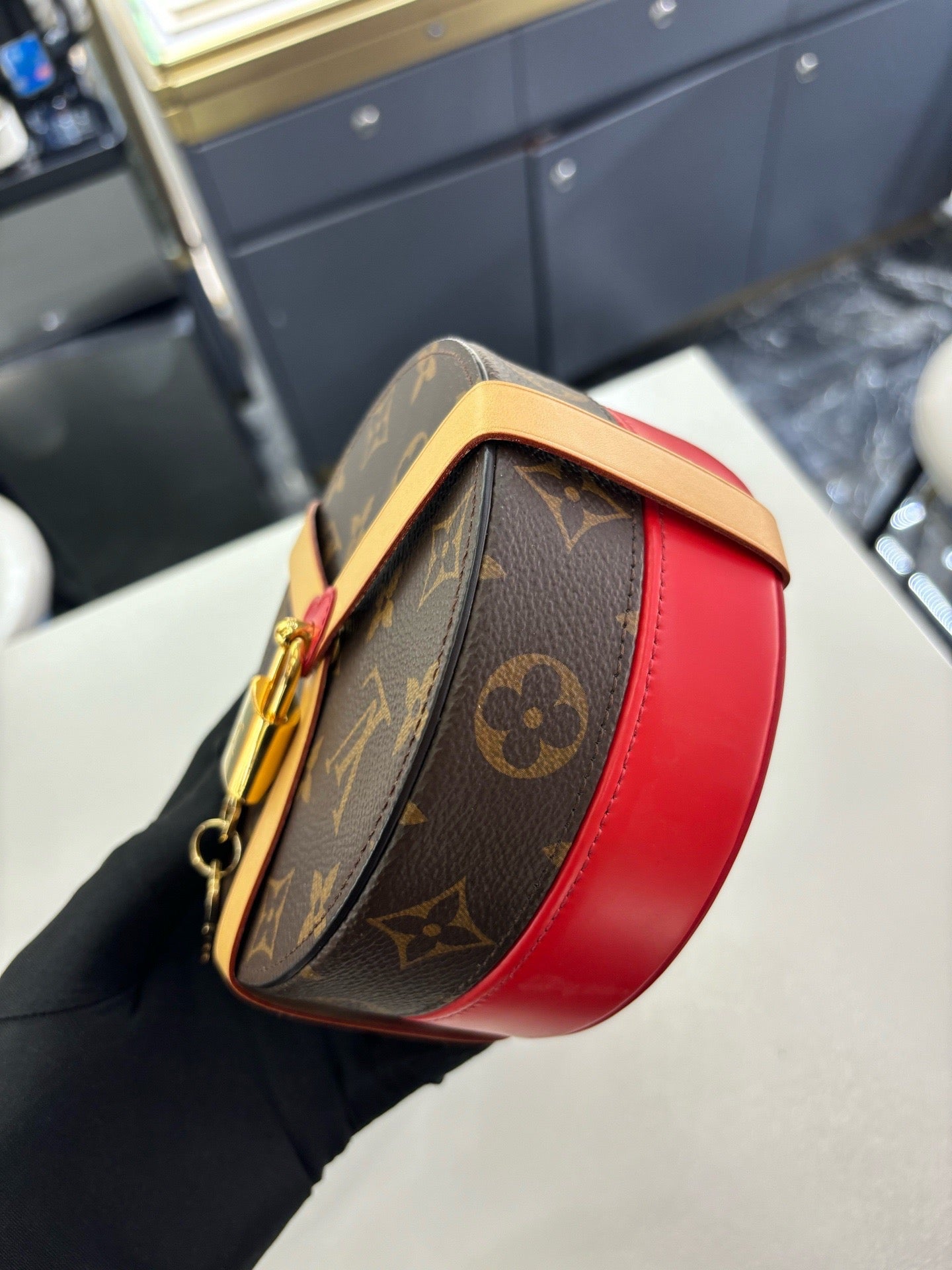 Pre-owned Certified Louis Vuitton LV Round Jewellery Box in Monogram with Red Calfskin, 2019, w/ lock&key, dust bag