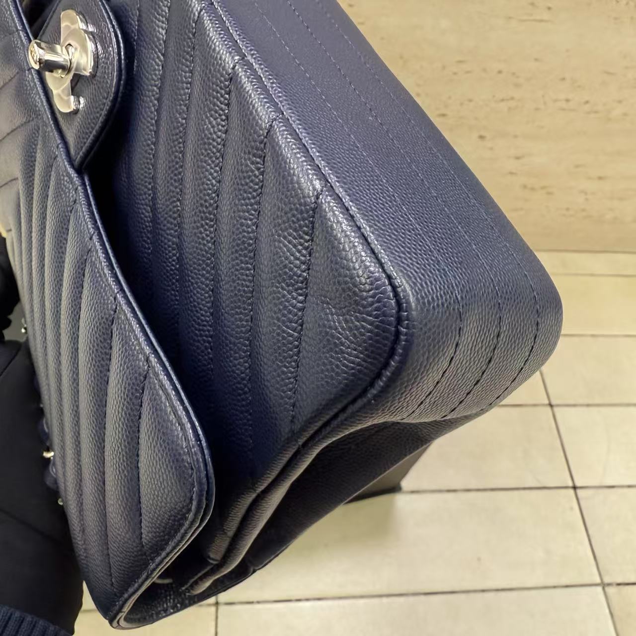 Pre owned Medium Classic Flap Navy Blue Chevron Qiulted Caviar Leather Silver Hardware 2016