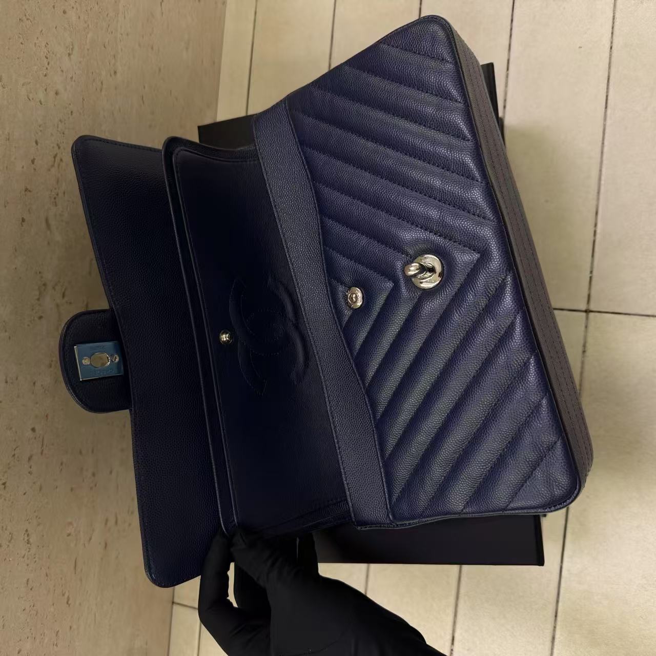 Pre owned Medium Classic Flap Navy Blue Chevron Qiulted Caviar Leather Silver Hardware 2016