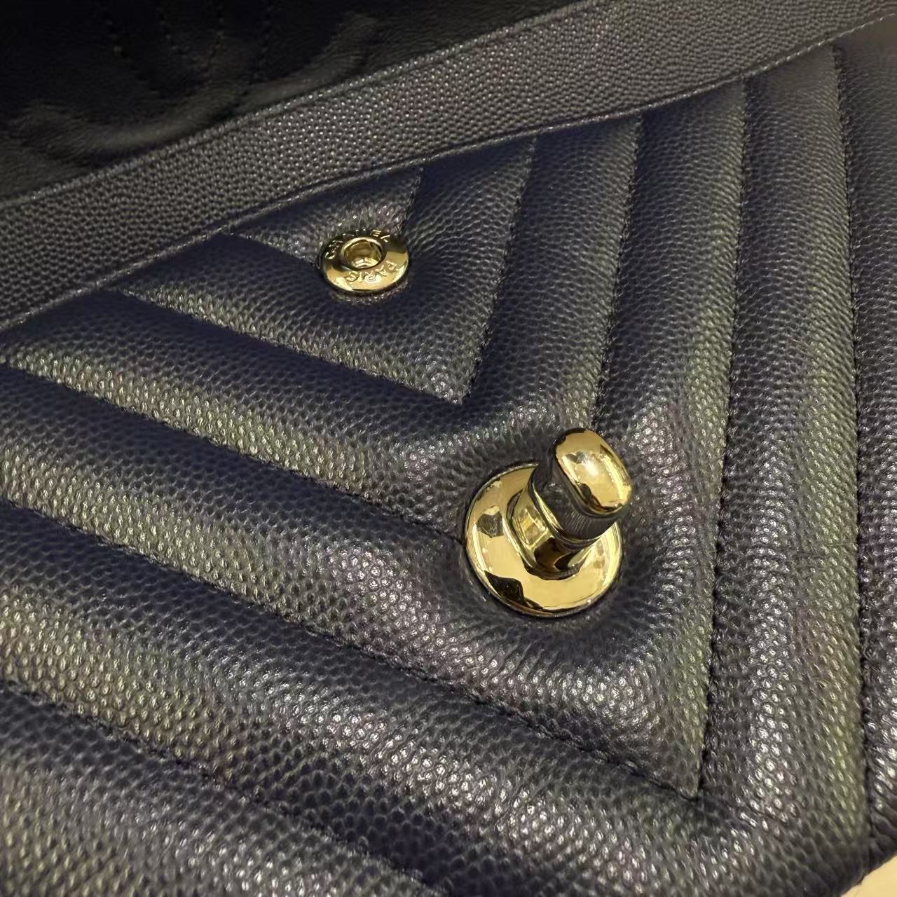 Pre owned Medium Classic Flap Navy Blue Chevron Qiulted Caviar Leather Silver Hardware 2016