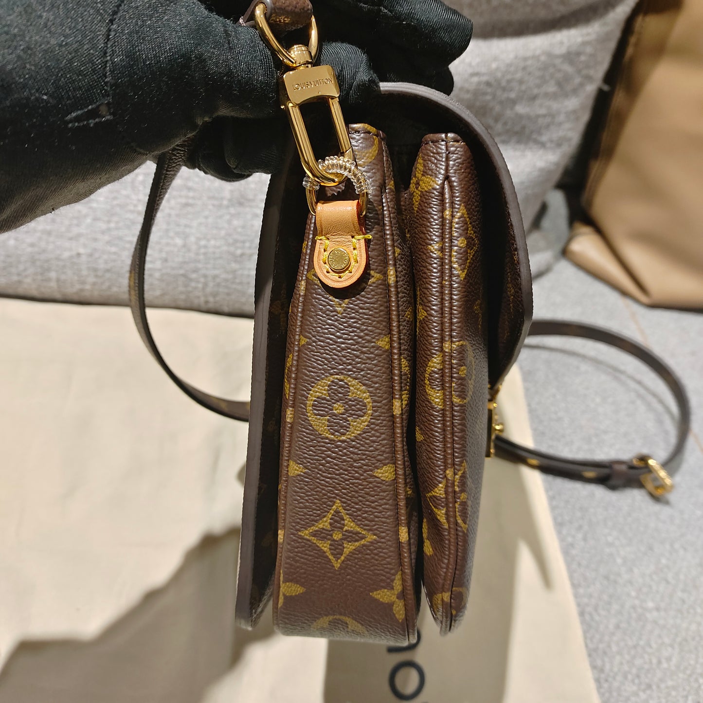 Pre-owned LV Louis Vuitton Pochette Metis Microchipped