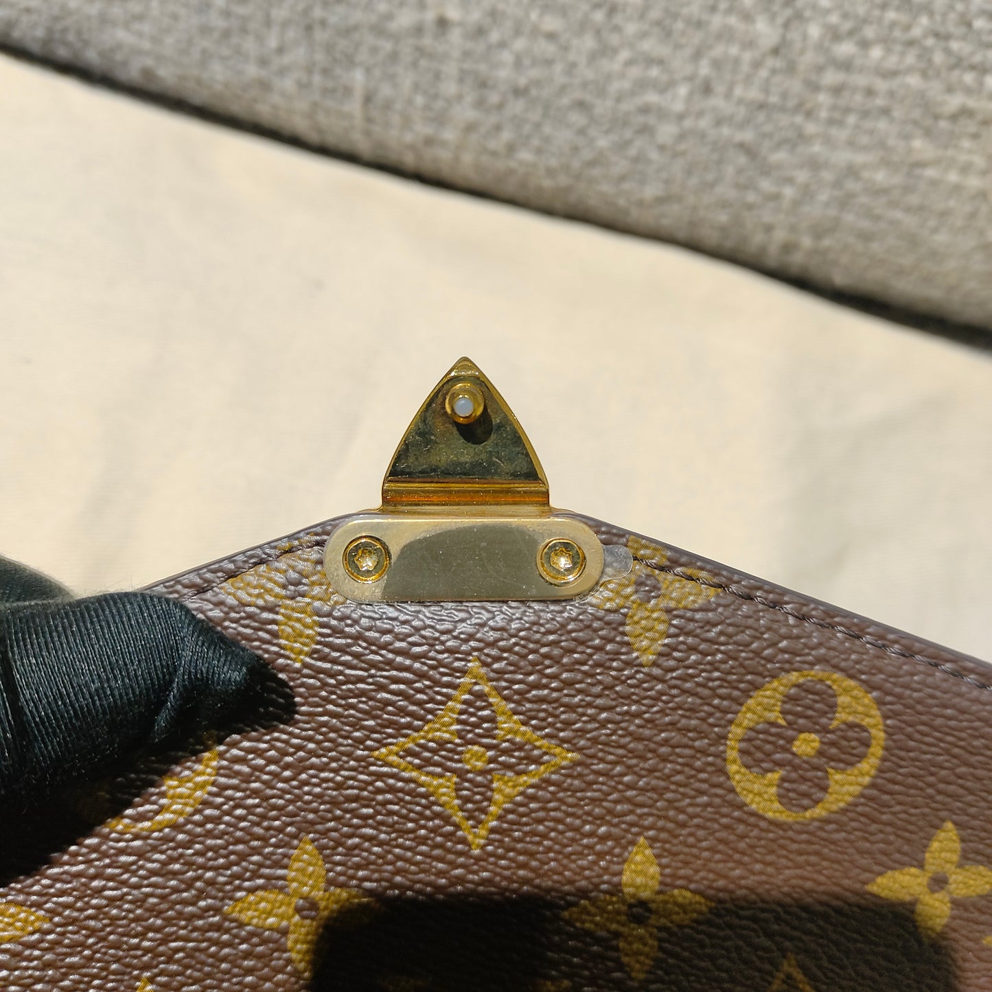 Pre-owned LV Louis Vuitton Pochette Metis Microchipped