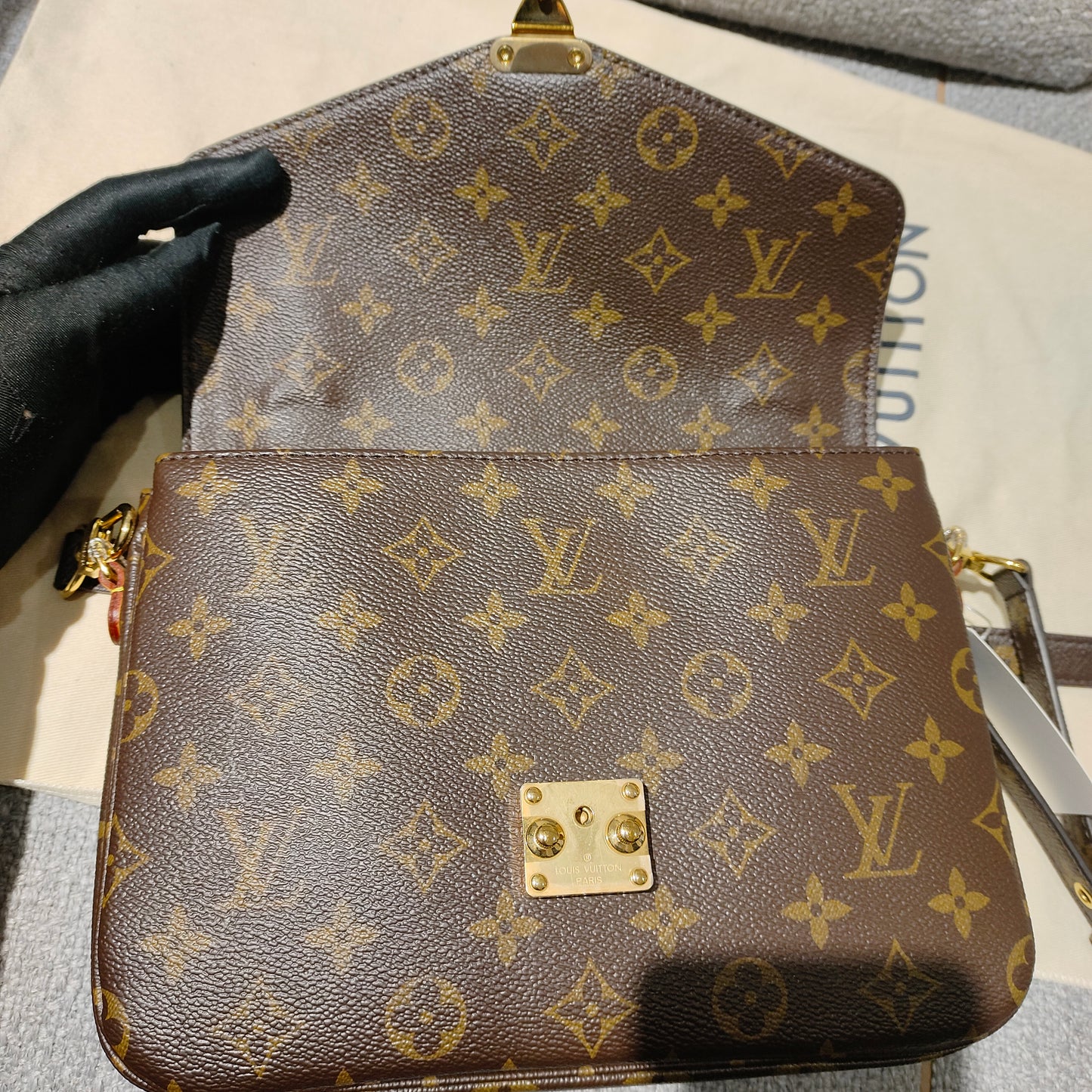 Pre-owned LV Louis Vuitton Pochette Metis Microchipped