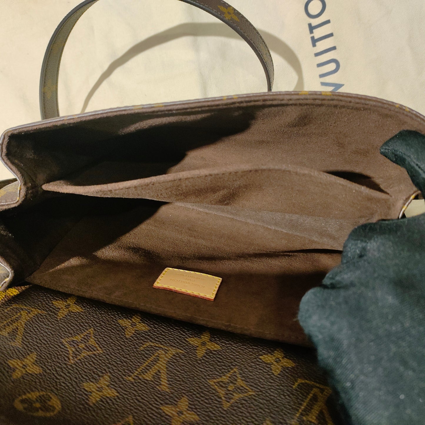 Pre-owned LV Louis Vuitton Pochette Metis Microchipped