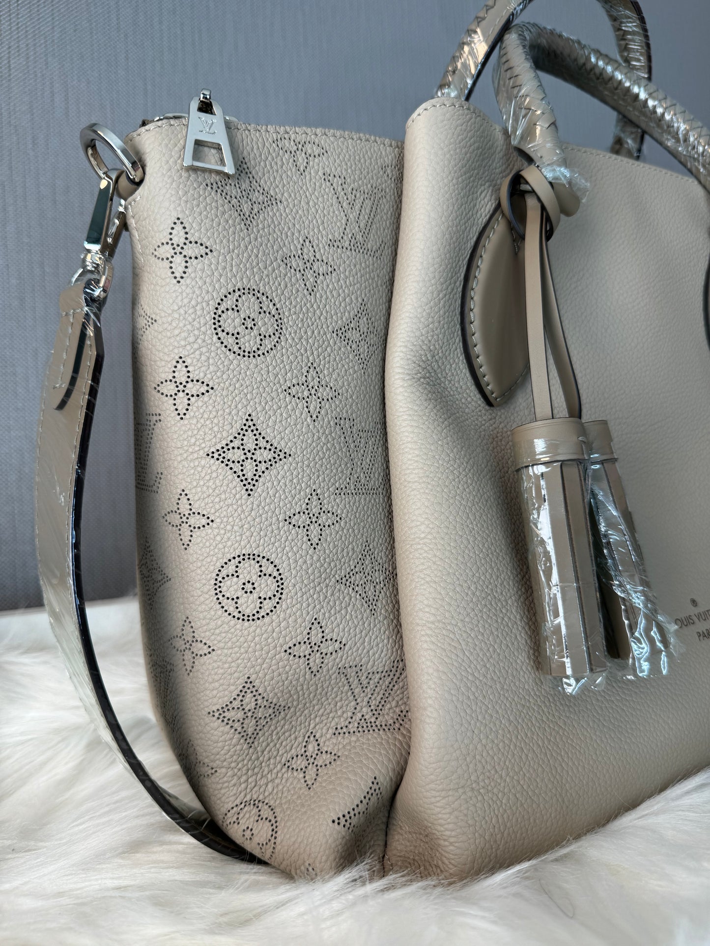 Pre-owned LV Haumea Beige Mahina Leather