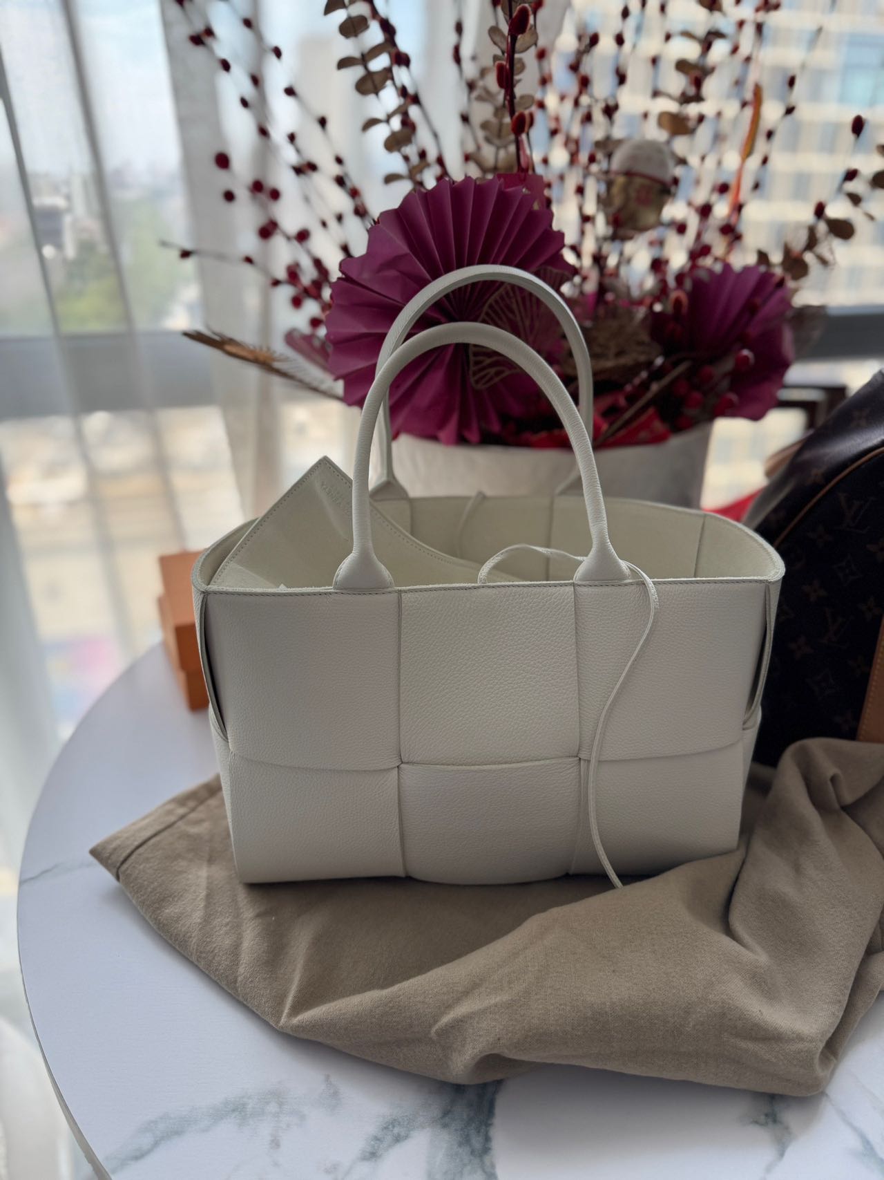 Pre-owned Certified Bottega Veneta BV Small Arco Tote in White Lambskin, w/ dust bag