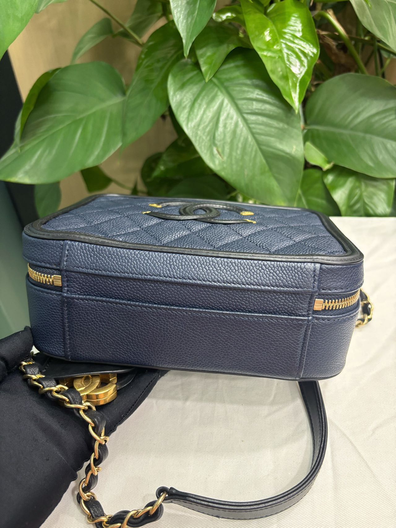 Pre-owned Certified Chanel Medium Filigree Vanity Case in Black and Blue Caviar Leather with Golden Hardware, 2016,  w/ dust bag, lock and key