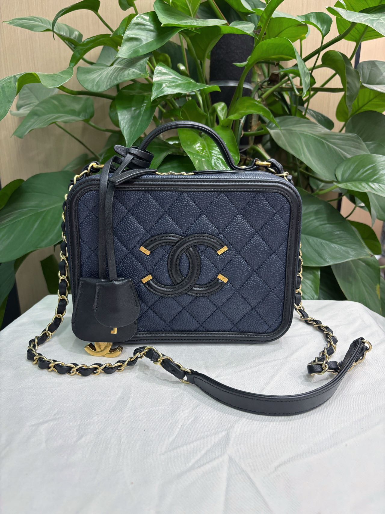 Pre-owned Certified Chanel Medium Filigree Vanity Case in Black and Blue Caviar Leather with Golden Hardware, 2016,  w/ dust bag, lock and key