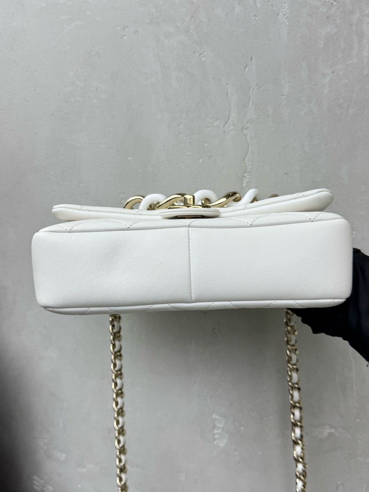 Pre-owned Certified Chanel Medium Single Chain Flap in White Lambskin with Golden and White Hardware, 2019-2020, w/ full set