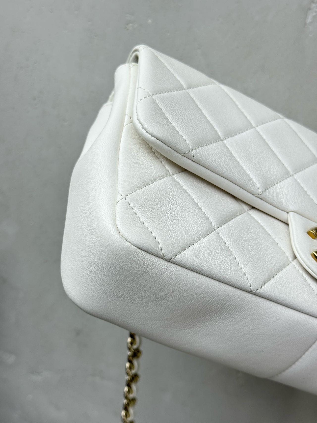 Pre-owned Certified Chanel Medium Single Chain Flap in White Lambskin with Golden and White Hardware, 2019-2020, w/ full set