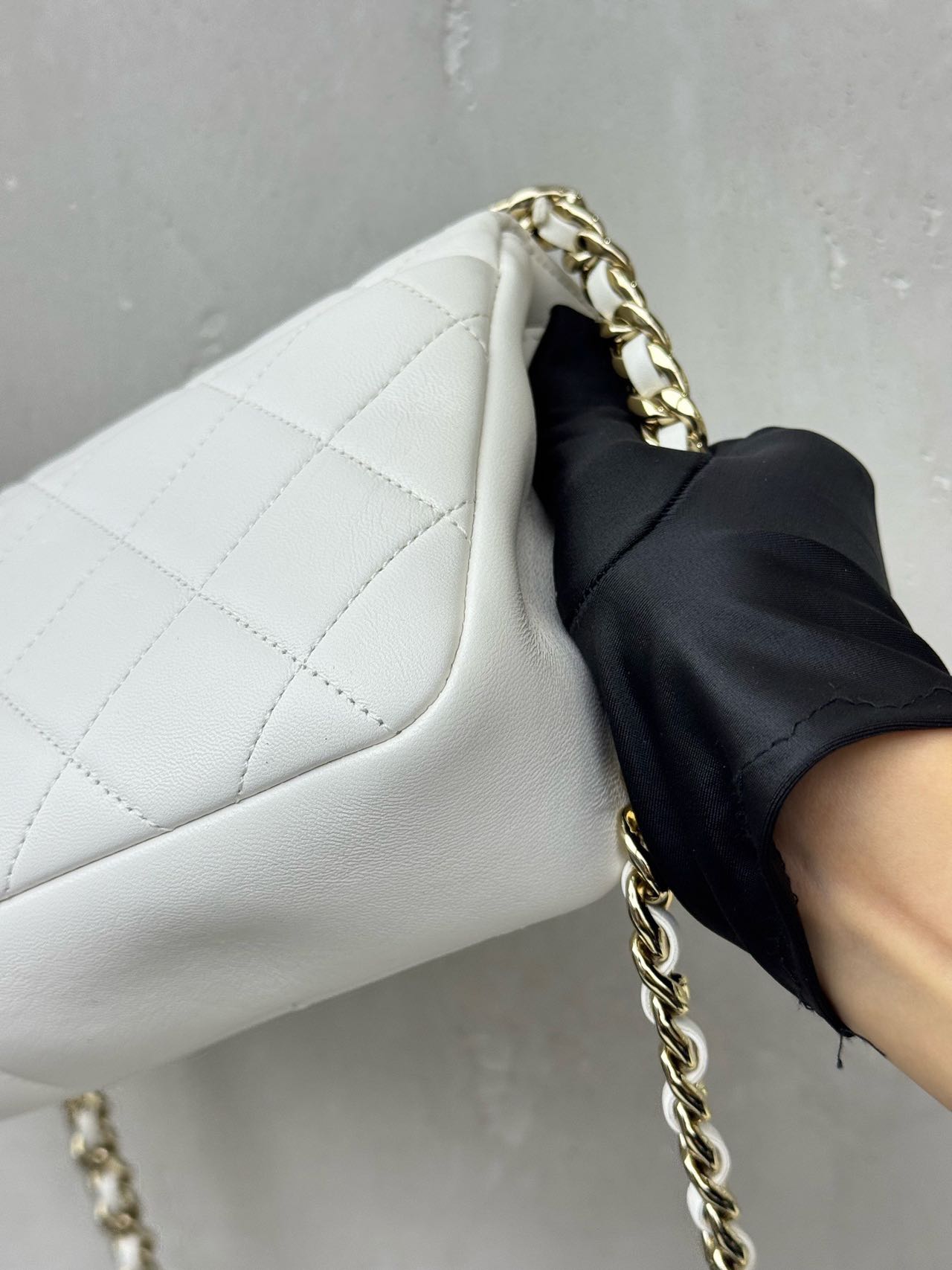 Pre-owned Certified Chanel Medium Single Chain Flap in White Lambskin with Golden and White Hardware, 2019-2020, w/ full set