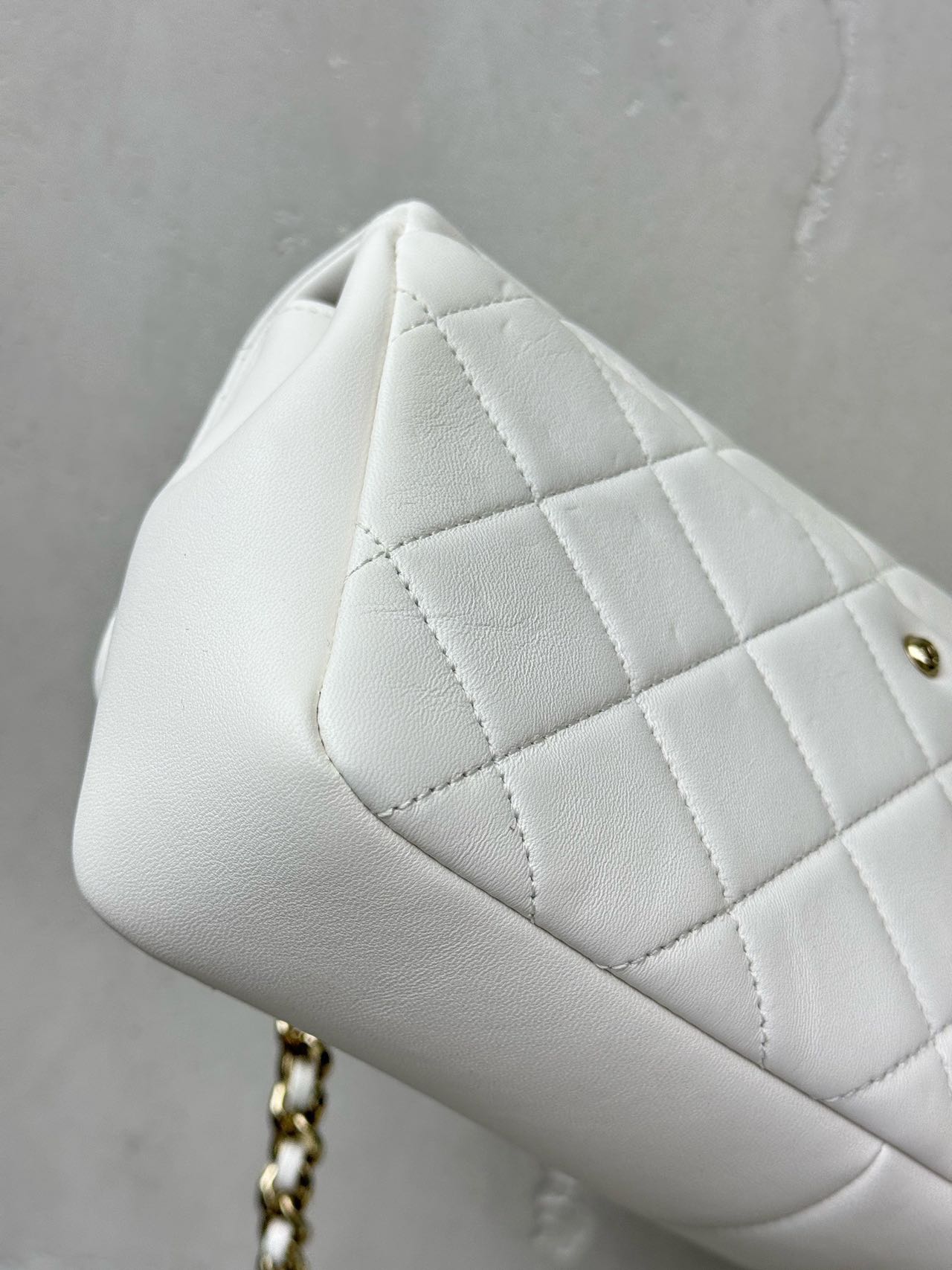 Pre-owned Certified Chanel Medium Single Chain Flap in White Lambskin with Golden and White Hardware, 2019-2020, w/ full set