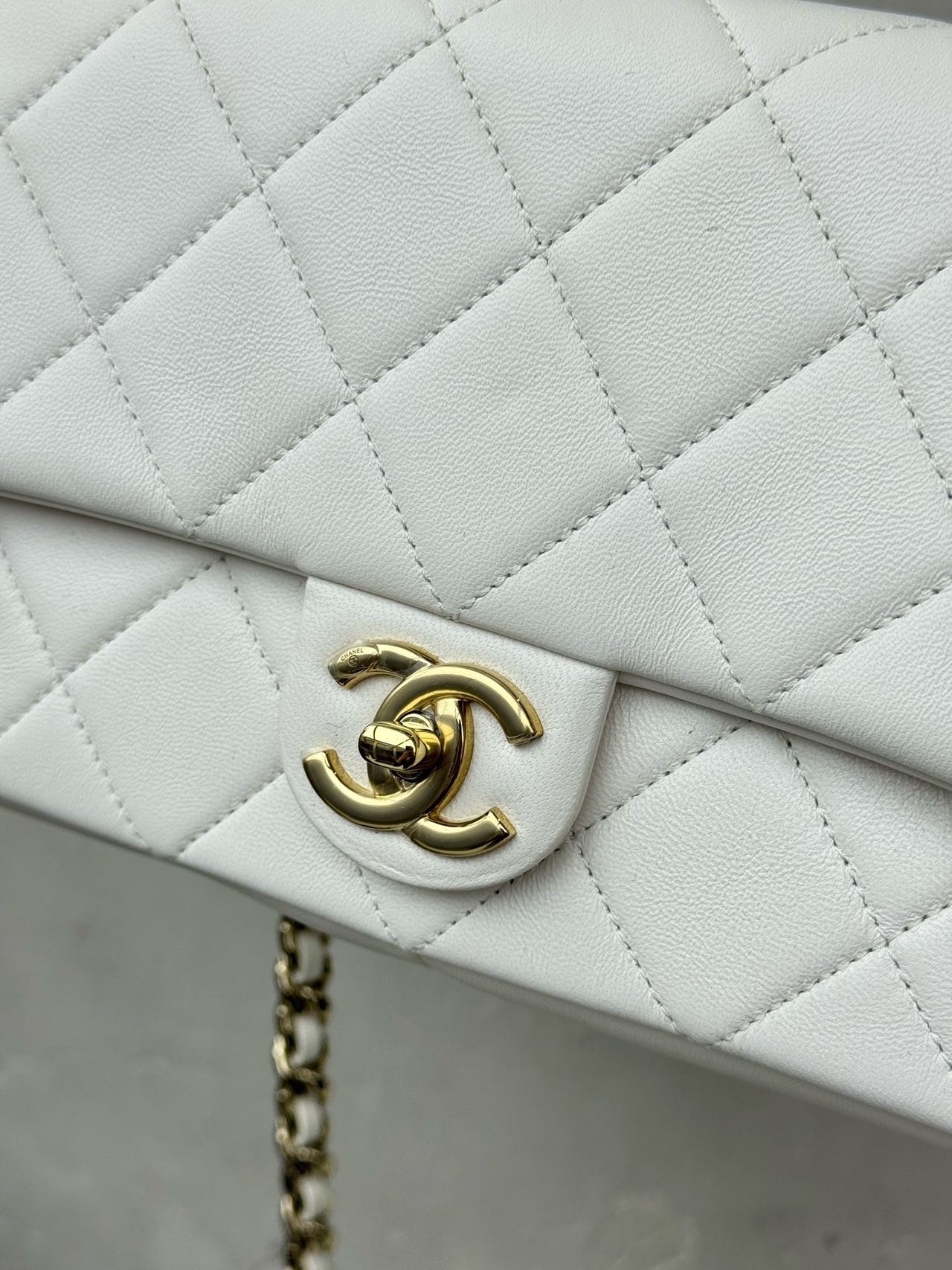 Pre-owned Certified Chanel Medium Single Chain Flap in White Lambskin with Golden and White Hardware, 2019-2020, w/ full set