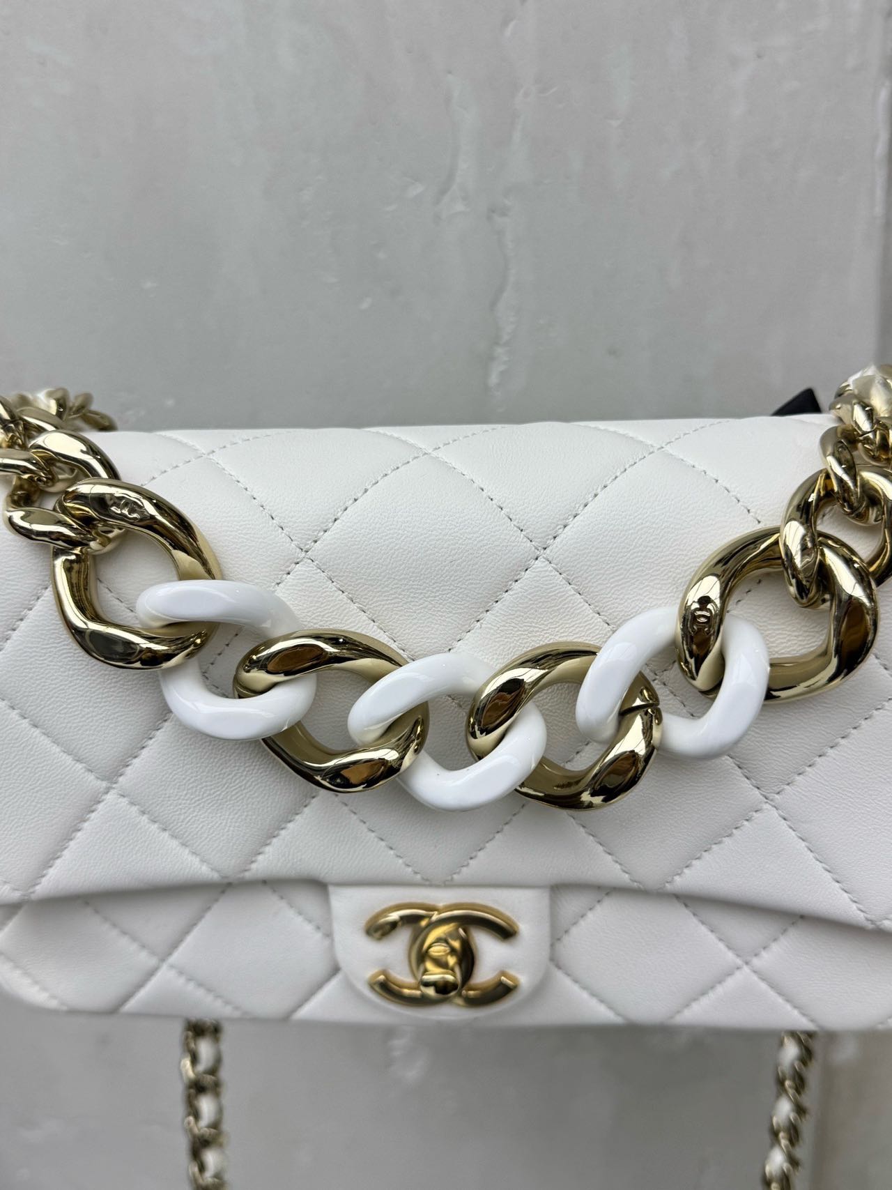 Pre-owned Certified Chanel Medium Single Chain Flap in White Lambskin with Golden and White Hardware, 2019-2020, w/ full set