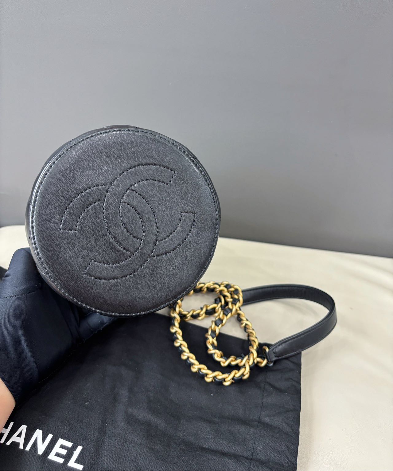 Pre-owned Certified Chanel Round Vanity Case in Black Quilted Lambskin with Gold Hardware, 2021 Microchipped, w/ dust bag