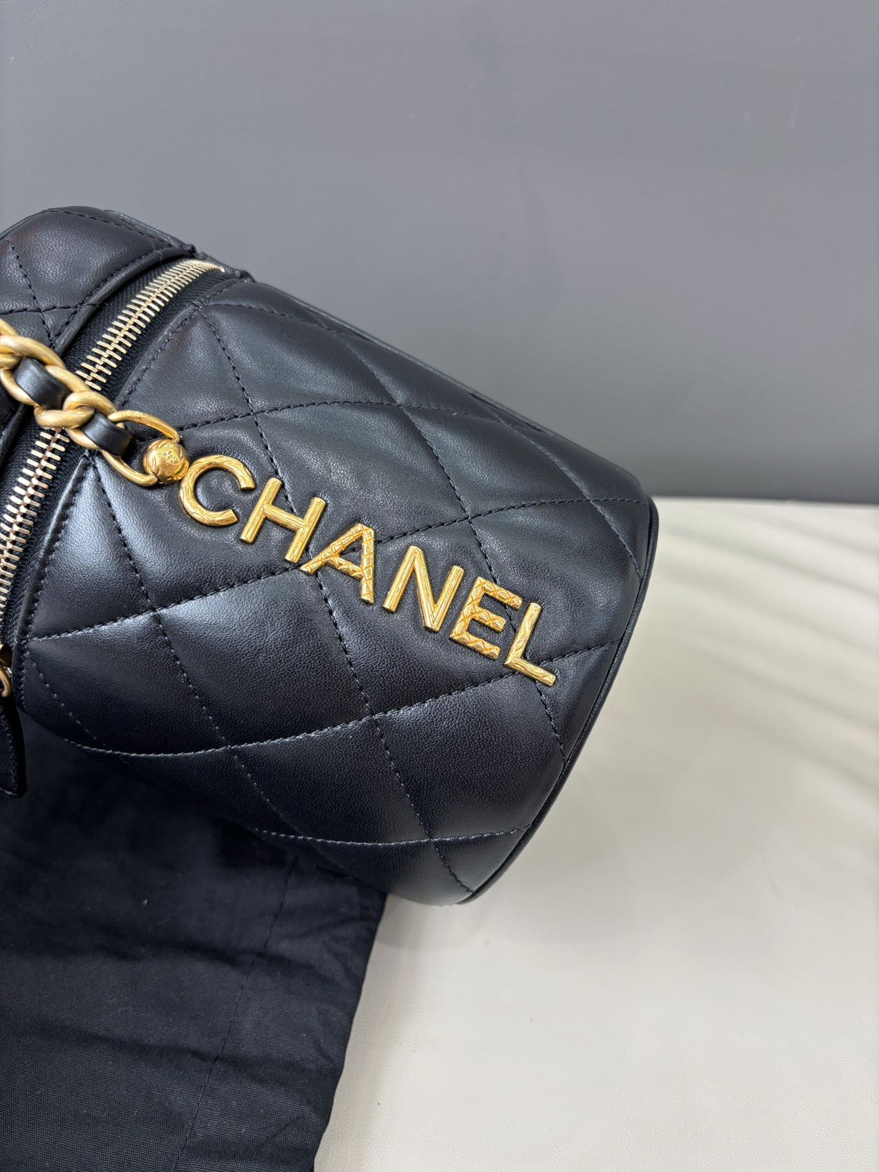 Pre-owned Certified Chanel Round Vanity Case in Black Quilted Lambskin with Gold Hardware, 2021 Microchipped, w/ dust bag