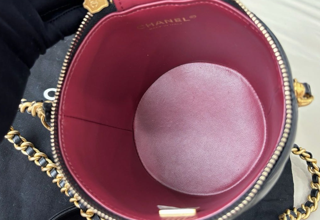 Pre-owned Certified Chanel Round Vanity Case in Black Quilted Lambskin with Gold Hardware, 2021 Microchipped, w/ dust bag