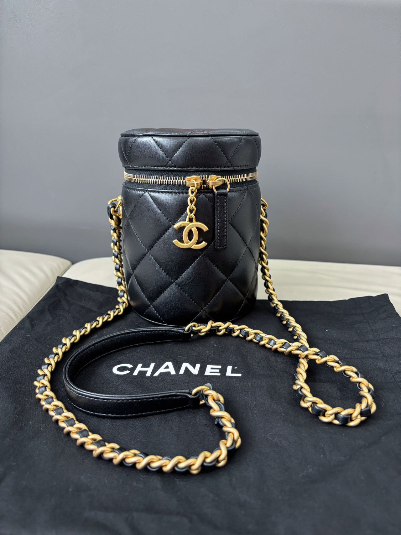Pre-owned Certified Chanel Round Vanity Case in Black Quilted Lambskin with Gold Hardware, 2021 Microchipped, w/ dust bag
