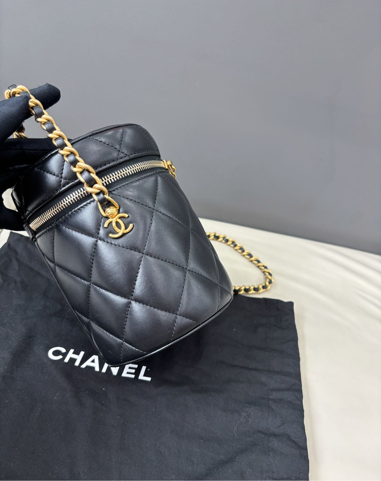 Pre-owned Certified Chanel Round Vanity Case in Black Quilted Lambskin with Gold Hardware, 2021 Microchipped, w/ dust bag
