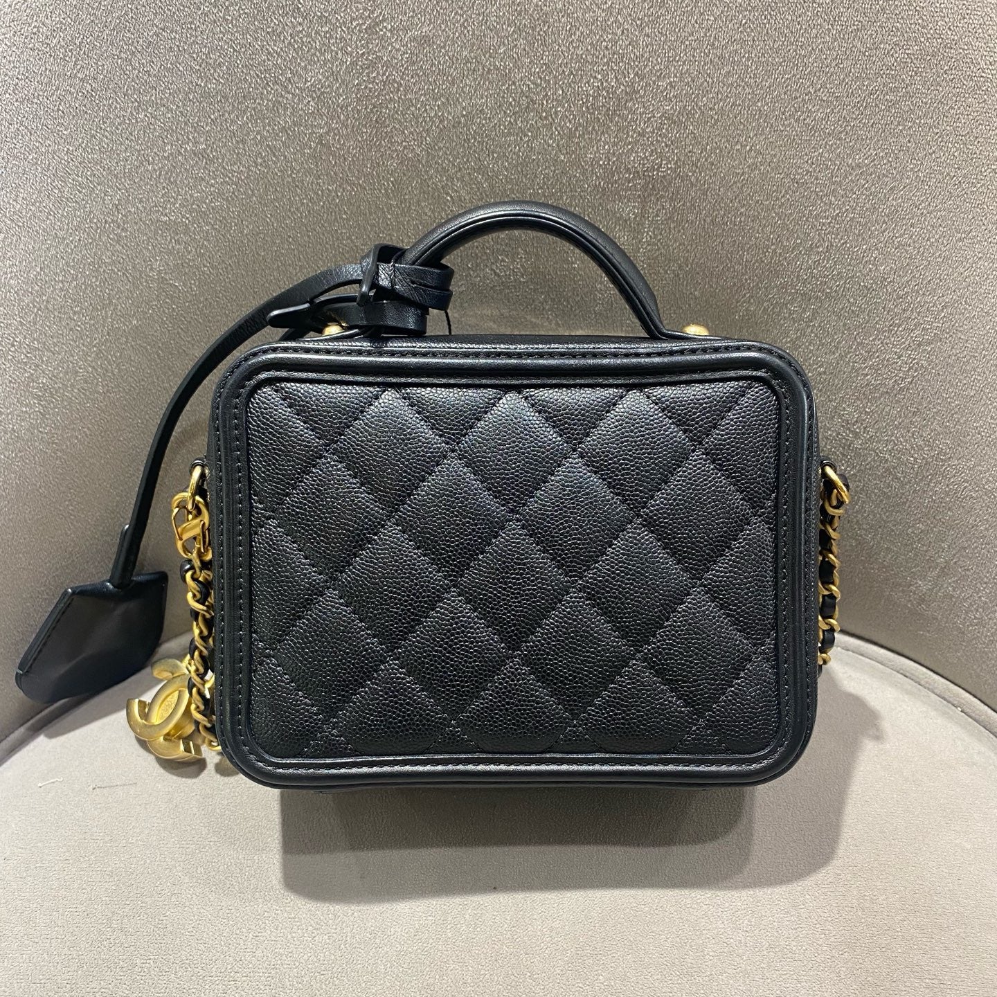 Pre-owned Certified Chanel Small Filigree Vanity Case in Black Caviar Leather with Golden Hardware, 2018,  w/ Full Set