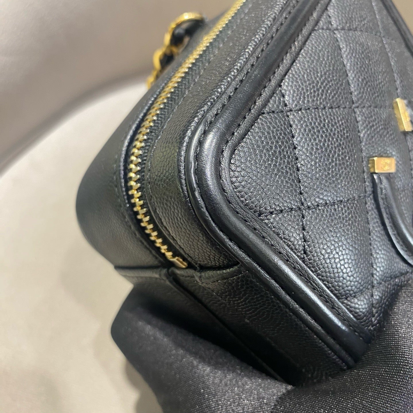 Pre-owned Certified Chanel Small Filigree Vanity Case in Black Caviar Leather with Golden Hardware, 2018,  w/ Full Set