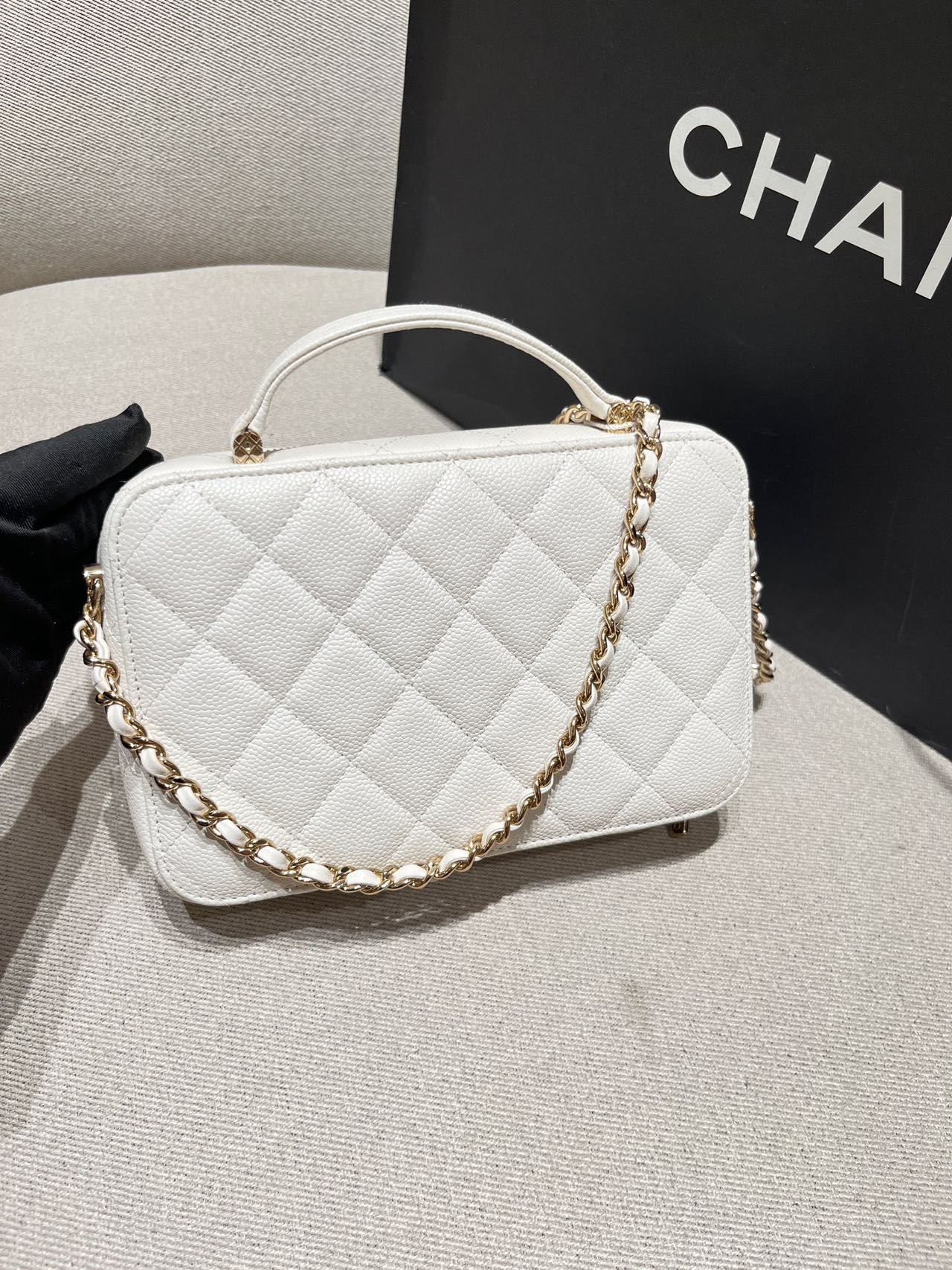 Pre-owned Certified Chanel Small Top Handel Vanity Case with Chain in White Caviar Leather with Golden Hardware, 2022 Microchipped, w/mirror, full set