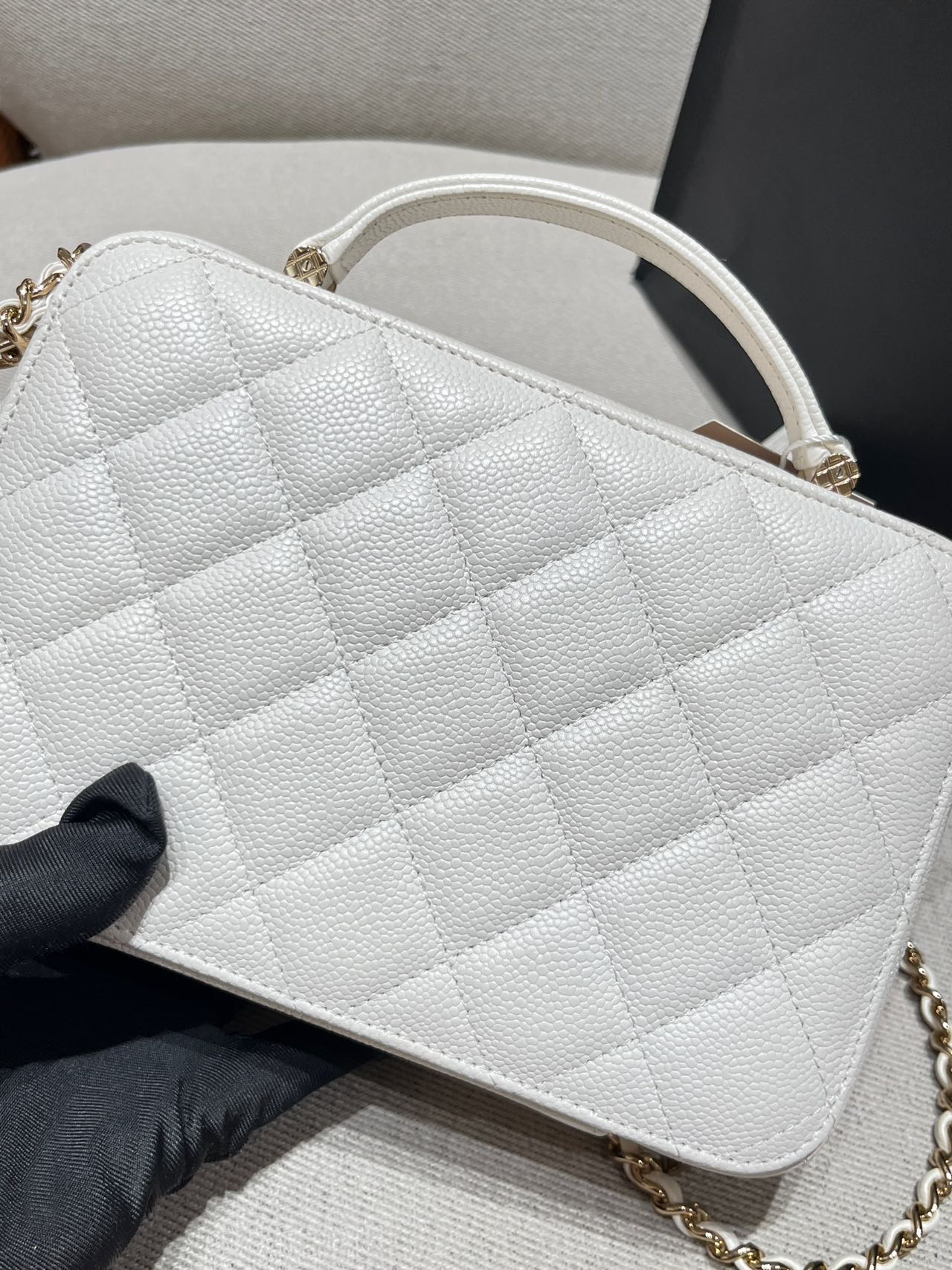Pre-owned Certified Chanel Small Top Handel Vanity Case with Chain in White Caviar Leather with Golden Hardware, 2022 Microchipped, w/mirror, full set