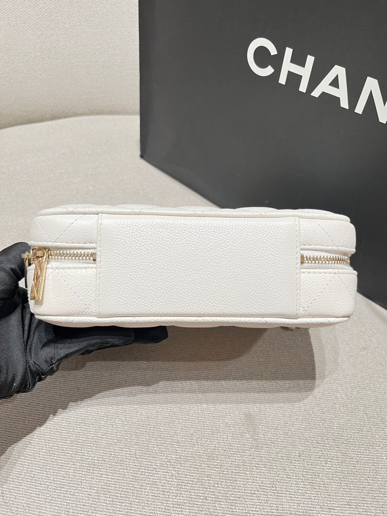 Pre-owned Certified Chanel Small Top Handel Vanity Case with Chain in White Caviar Leather with Golden Hardware, 2022 Microchipped, w/mirror, full set