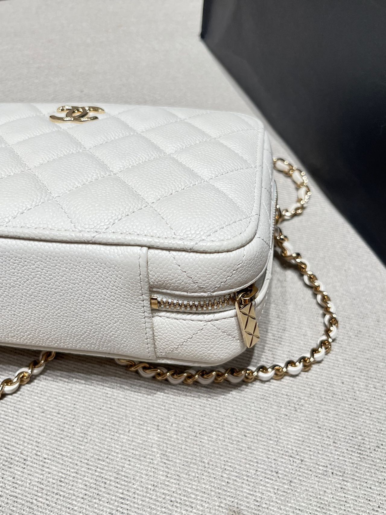 Pre-owned Certified Chanel Small Top Handel Vanity Case with Chain in White Caviar Leather with Golden Hardware, 2022 Microchipped, w/mirror, full set