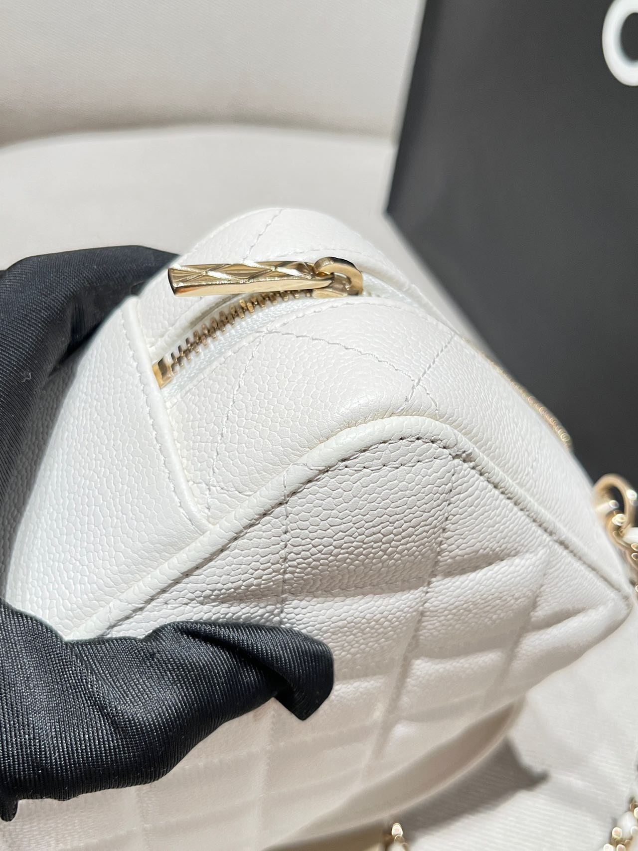 Pre-owned Certified Chanel Small Top Handel Vanity Case with Chain in White Caviar Leather with Golden Hardware, 2022 Microchipped, w/mirror, full set