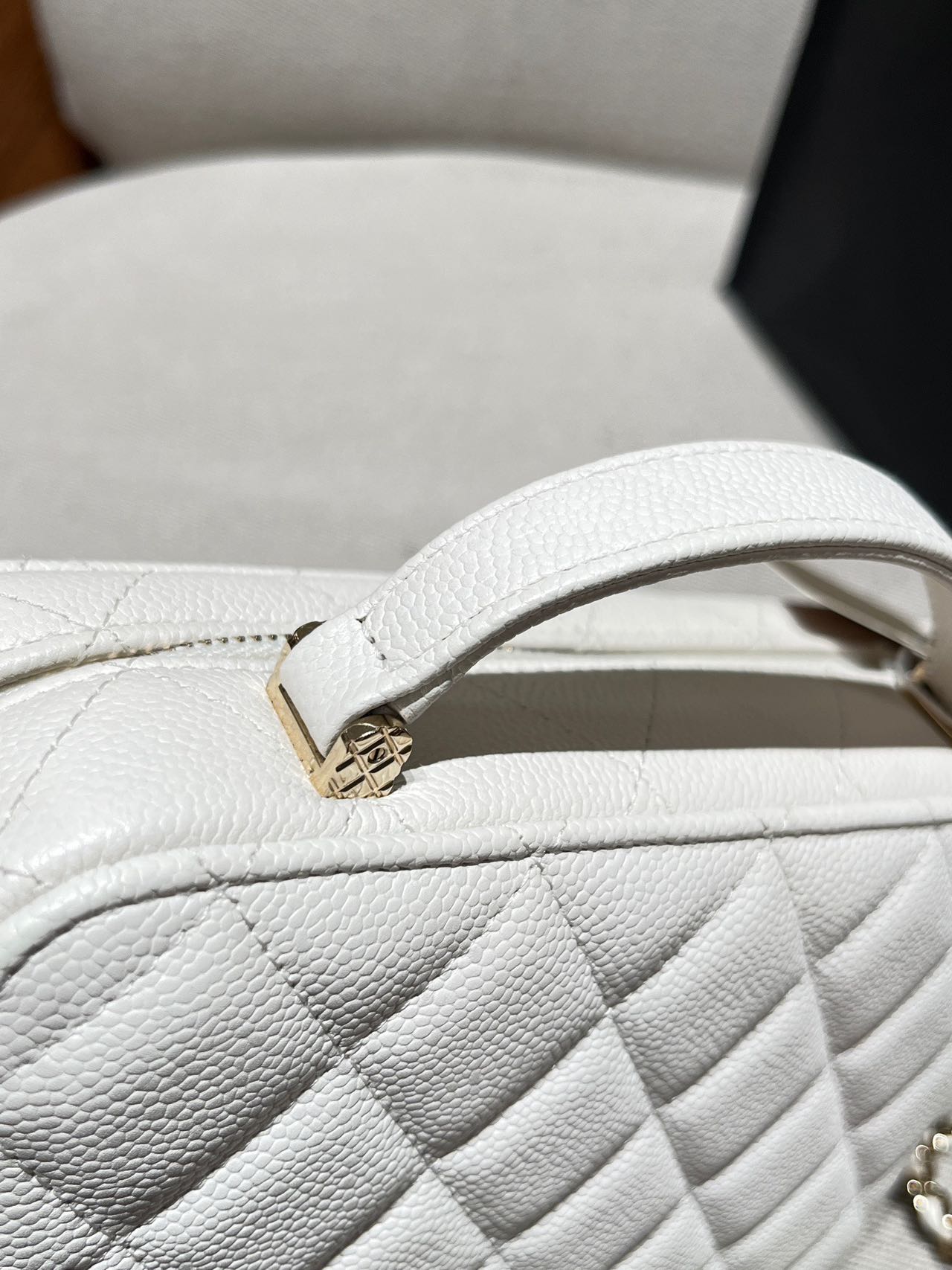Pre-owned Certified Chanel Small Top Handel Vanity Case with Chain in White Caviar Leather with Golden Hardware, 2022 Microchipped, w/mirror, full set